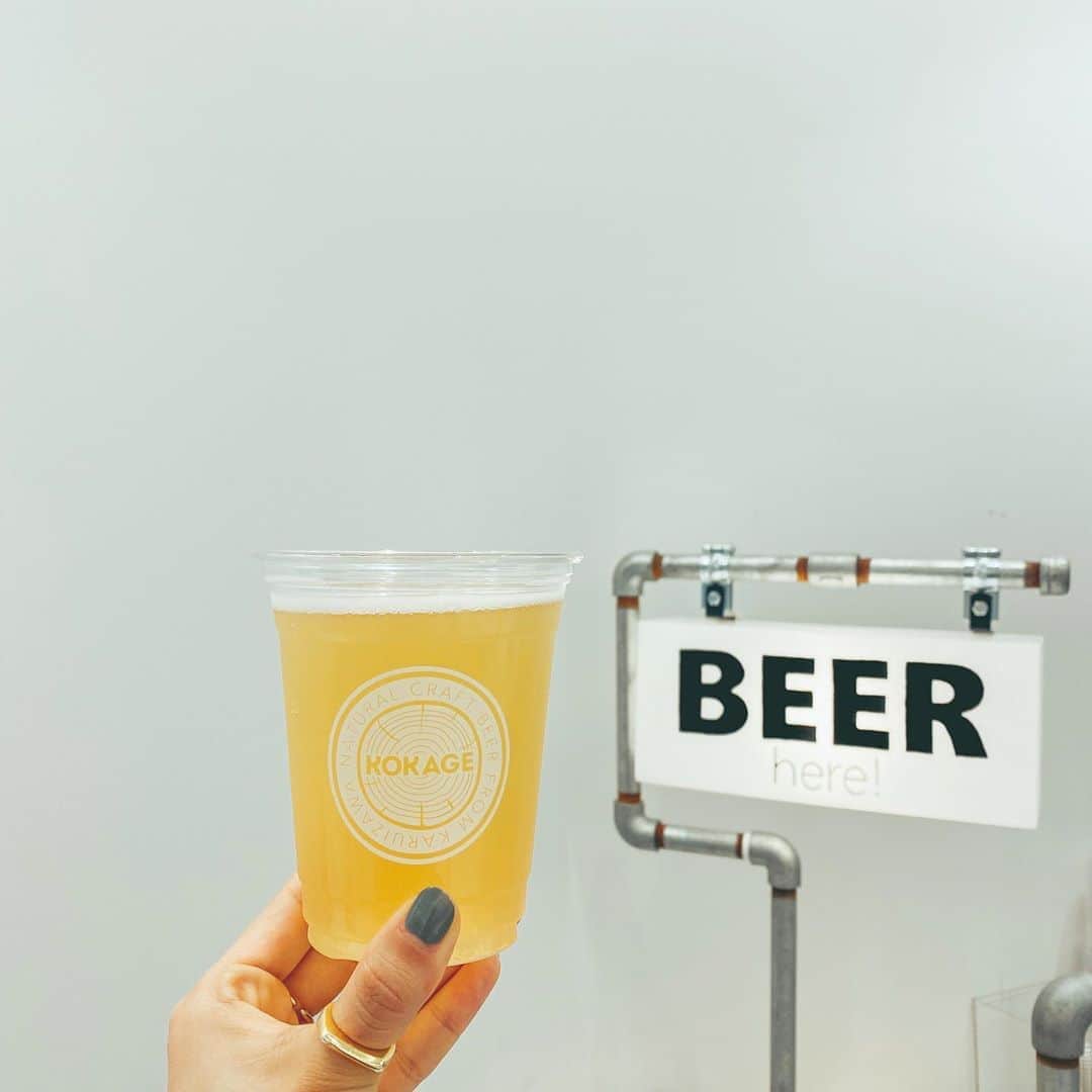 井村亜里香さんのインスタグラム写真 - (井村亜里香Instagram)「お仕事で久々に東京へ。 暑くて駆け込んだPOP-UP カフェスタンド ZeroBase Labs. GINZA 4-chome crossongで ひと休憩した日♡ ・ コーヒー/アイス/ビール/軽食があって さくっと休憩にぴったりなcafe。 ・ セレクトされている商品がセンスが良くて 北海道のミルクを使った ヨーグルトアイスの @icetache  軽井沢のクラフトビール @kokage_beer 🍺 代々木上原の『No.』のコーヒー監修をした Swimの小田政志氏さんの水出しコーヒーも飲めて 今まで飲んだコーヒーの中で1番美味しかったです🥺☕️ ・ コロナ感染予防対策もしっかりされていて 安心して休憩できました🌈 銀座に行った時にまた行きたいな〜♡ ・ #zerobase#zerobaselabsginza4chomecrossing #coffee#craftbeer#kokagebeer#ICETACHE #ginzacafe#tokyocafe#cafestagram  #銀座カフェ#東京カフェ#東京 #銀座#KOKAGEビール#カフェ巡り  #カフェ#カフェスタグラム#コーヒー」8月30日 11時25分 - arika_imura