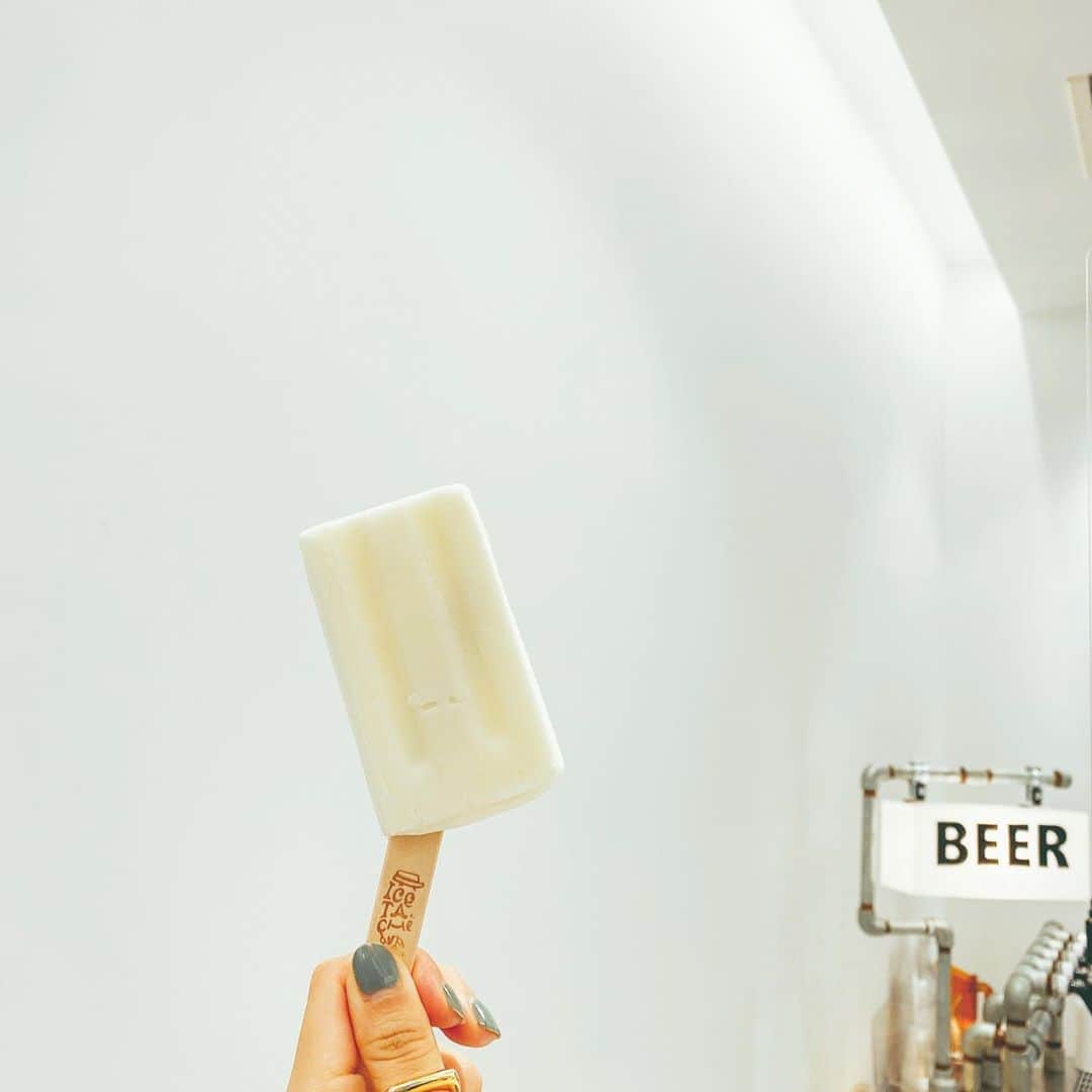 井村亜里香さんのインスタグラム写真 - (井村亜里香Instagram)「お仕事で久々に東京へ。 暑くて駆け込んだPOP-UP カフェスタンド ZeroBase Labs. GINZA 4-chome crossongで ひと休憩した日♡ ・ コーヒー/アイス/ビール/軽食があって さくっと休憩にぴったりなcafe。 ・ セレクトされている商品がセンスが良くて 北海道のミルクを使った ヨーグルトアイスの @icetache  軽井沢のクラフトビール @kokage_beer 🍺 代々木上原の『No.』のコーヒー監修をした Swimの小田政志氏さんの水出しコーヒーも飲めて 今まで飲んだコーヒーの中で1番美味しかったです🥺☕️ ・ コロナ感染予防対策もしっかりされていて 安心して休憩できました🌈 銀座に行った時にまた行きたいな〜♡ ・ #zerobase#zerobaselabsginza4chomecrossing #coffee#craftbeer#kokagebeer#ICETACHE #ginzacafe#tokyocafe#cafestagram  #銀座カフェ#東京カフェ#東京 #銀座#KOKAGEビール#カフェ巡り  #カフェ#カフェスタグラム#コーヒー」8月30日 11時25分 - arika_imura