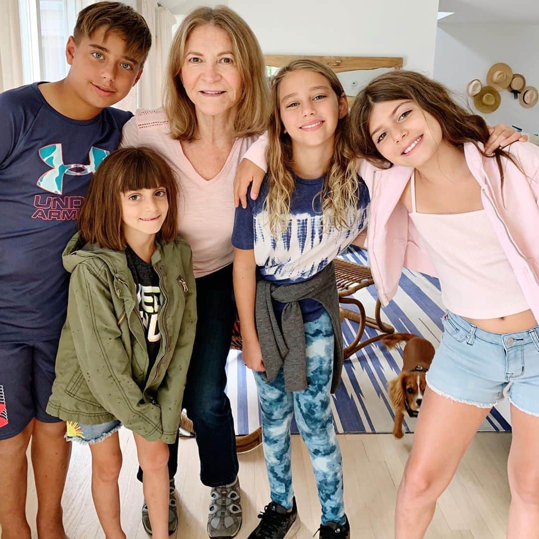 Ilana Wilesさんのインスタグラム写真 - (Ilana WilesInstagram)「ME: Mom, why do you look so nice today? MY MOM: I put on make up because I want a nice photo with my grandkids.  ME: Got it. Kids!!!!! You better get over here and put on your best smile!!! Grammy’s wearing lipstick!!! #missionaccomplished」8月30日 11時26分 - mommyshorts