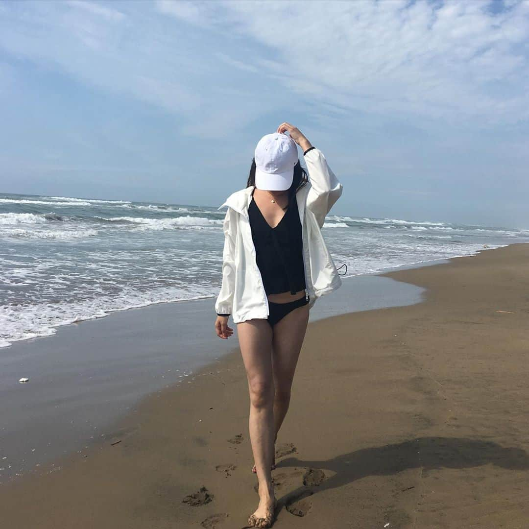 増山敬子さんのインスタグラム写真 - (増山敬子Instagram)「今日もとっても暑いね☀️ こんな日は海やプールに行きたくなるよね！ 水着は楽天roomでセレクトしてます♡ * CAPとUVカットパーカーは、今年のヘビロテ💗 * 似合うか似合わないか 言われてみてはじめて気づいたけど、 本人が好きで身につけてるものを 自分からの観点で捉えて発言して、一体何になるのかな？ 本人が好きで気に入ってるもの。もし似合っていなかったとしても、誰も傷つけないことじゃない？ * ネガティブな発言とポジティブな発言ならポジティブな発言を選択できる人をchoiceする人を自分の周りに置くことが大切だNe♡ *#masukeiモノトーン」8月30日 11時27分 - keikomasuyama