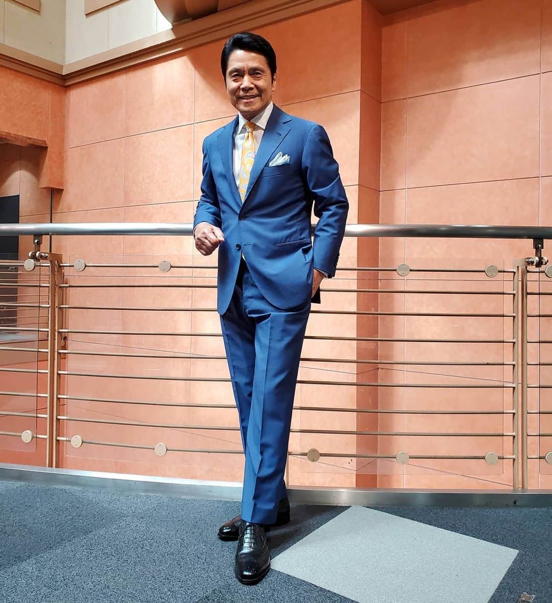 峰竜太のインスタグラム：「#アッコにおまかせ #suit#liverano_liverano #shirt #doone#tie #seaward and stearn#shoes#stefanobemer」