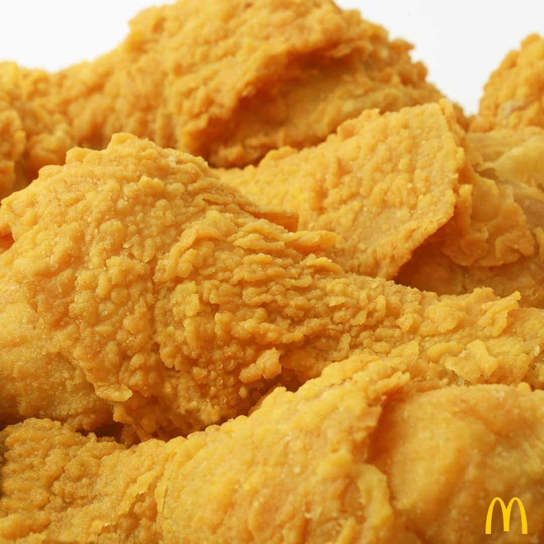McDonald's Philippinesのインスタグラム：「McShare the fun and order a McShare Box for you and your family this holiday! 👪  Enjoy FREE delivery fee with orders P200 and up with McDelivery. Start ordering now!」