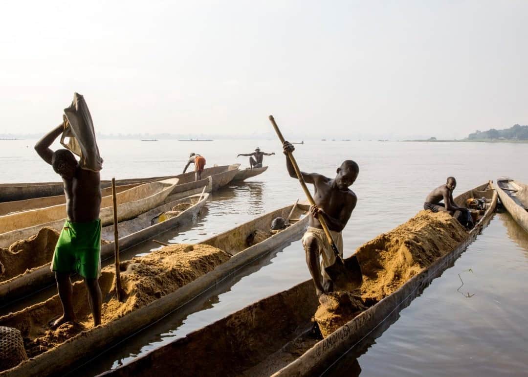 のインスタグラム：「Photo by @williamodaniels  In Bangui, Central African Republic, men collect sand to sell for construction. They dive in the Ubangui River, sometimes down to five meters (16 ft), with a bucket—until their boat is full of sand. They earn between seven and twenty dollars a day. Central African Republic has been in the throes of civil war since 2013. The country has been vulnerable ever since gaining independence from France in 1960. In 2014, the UN Development Program rated CAR as the second least developed country in the world. Follow me on @williamodaniels for more stories around the world.」