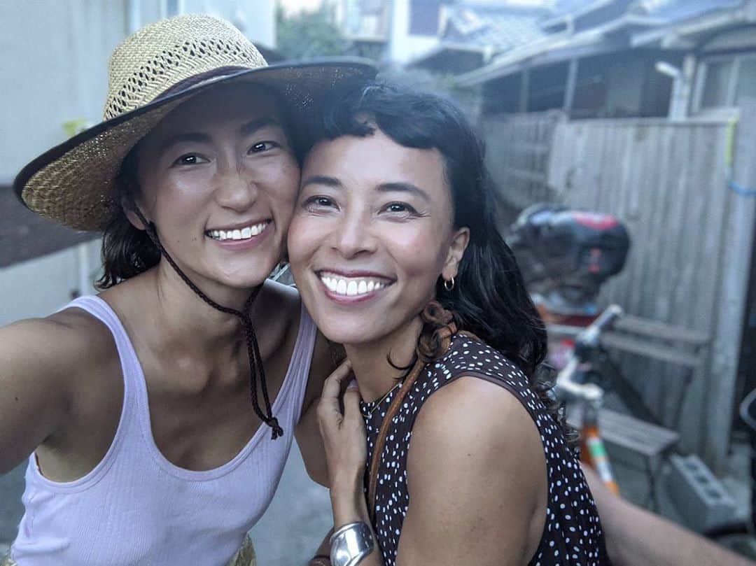 渋木さやかのインスタグラム：「⠀ 左 : 旦那の門限深夜2時 右 : 電話出ないと鬼電妻 ⠀ これだけ書くと怖そうだけど、 優しくて愛の溢れる私たちです♡ ⠀ 波がなかったから海でSUPして、夜はおうちにきょーみちゃんがご飯持ってきてくれて、飲みながら子供と遊ぶ鎌倉Sunday 🌞 ⠀ ⠀ #鎌倉ライフ #そろそろクラゲ出てますよ」