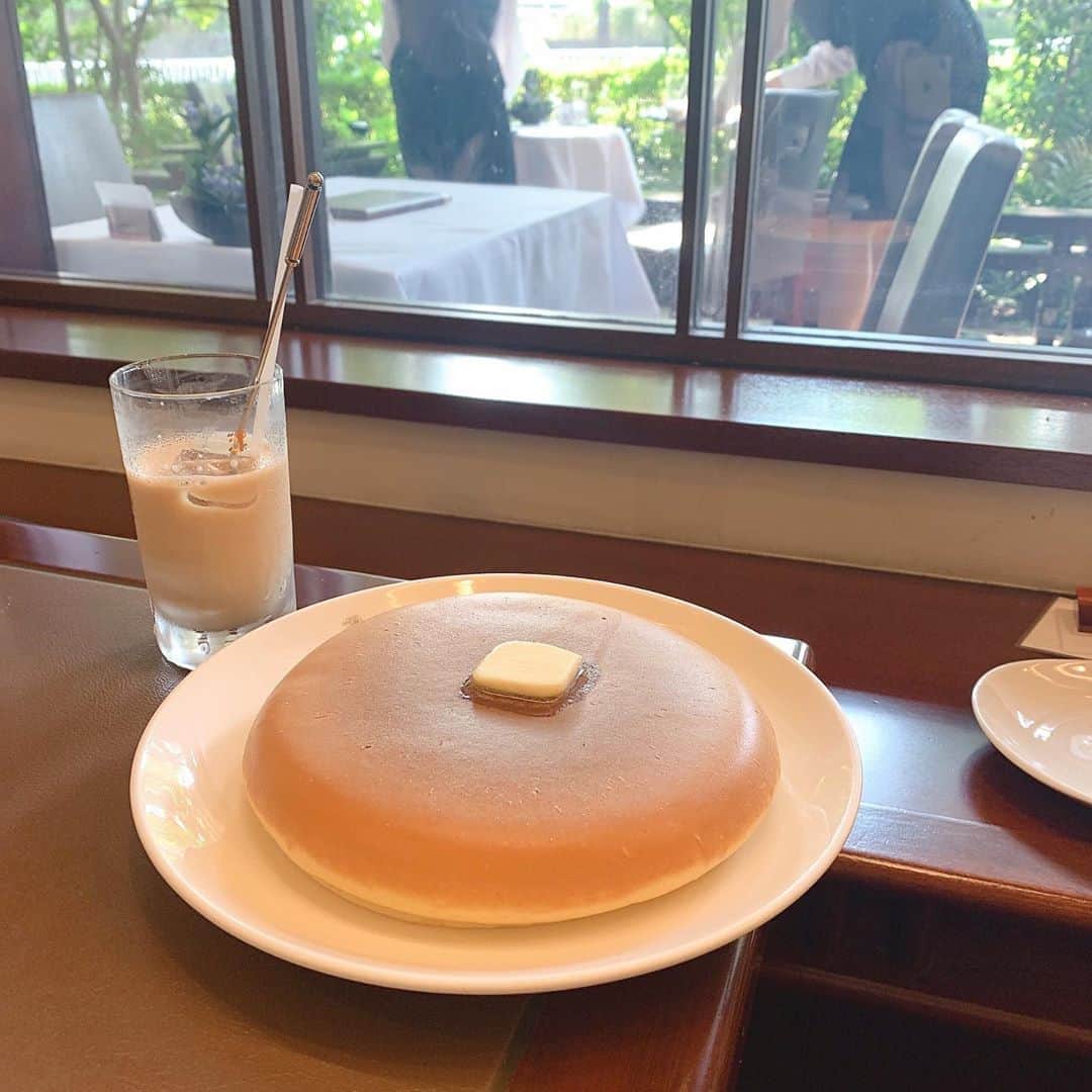 廣川奈々聖のインスタグラム：「絵本に出てきそうなホットケーキ🐿🥞🍴﻿ ﻿ ﻿ 生地がふわっふわで程よい甘さが美味しかった…﻿  ﻿この間、オムレツを載せたお店です ﻿ お店の雰囲気もすごく良かったな〜¨̮  ﻿ ﻿ ﻿ #ウエスト青山ガーデン#westaoyamagarden#cafe記録﻿#青山カフェ#表参道カフェ#ななせのcafe巡り#ふわふわパンケーキ#ごち」