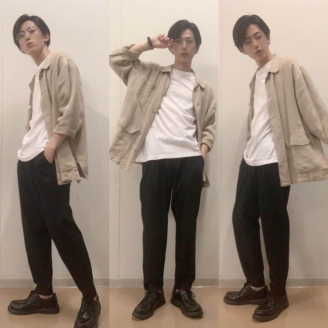 藪佑介のインスタグラム：「みなさん今日もリリイベありがとうございました😊  本日のリリイベ3部アトラクション会衣装 『私服コーデ』 をご紹介します笑  テーマは"#大人カジュアル"  シンプルな色味のジャケット、スラックス、 フォーマルな靴と綺麗目アイテム✨  …なんですが ☆ジャケットは麻素材のオーバーサイズ ☆スラックスはゆったりワイド ☆こちらもオーバーサイズ、白T  とカジュアルな雰囲気にしました♪ こんな格好の僕とデートしてくれますか？🥺  #リリイベ内では高評価頂きました♪ #髪型やメガネも服装に合わせたよ #やっぱり服が好き  #ファッション #私服 #古着 #チェキ #九星隊 #ナイスタ #リリイベ」