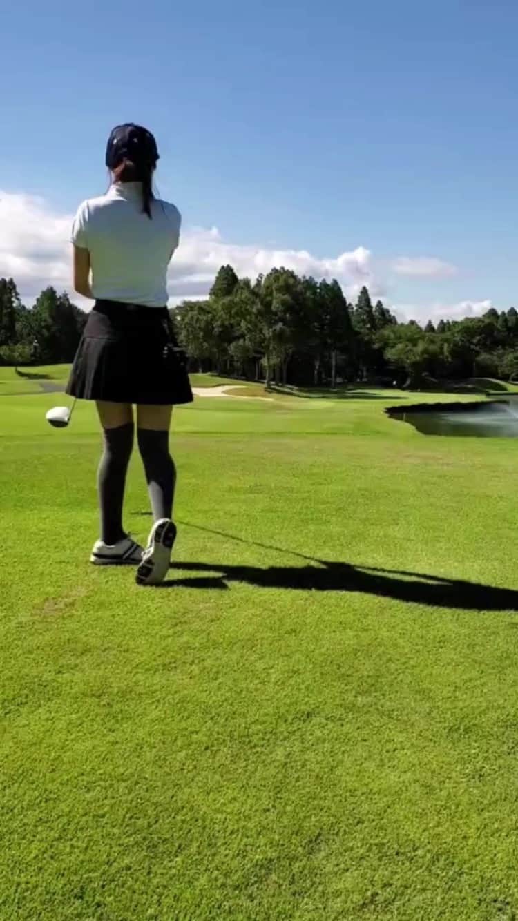 のインスタグラム：「⛳️ ＊ 🏌️‍♀️ ＊ コースデビューから一年半。 私、まだ一度もバーディーをとったことがありません。\(( °ω° ))/ でもここ2ラウンドでチャンスが巡ってきております。 今日はどうだったでしょうか…💫💫 📍#ヌーヴェルゴルフ倶楽部  ･:*+ .:+  #golf#ゴルフ#ゴルフラウンド#ゴルフ⛳️﻿ #ゴルフ女子#golffashion#ゴルフコーデ﻿ #lecoqsportif#lecoq#lecoqgolf#ルコック  #ゴルフウェア#taylormade#taylormadegolf #テイラーメイド#ゴルフスイング#ゴルフコース﻿  #ドライバーショット#パター#ショートホール  #大網白里市#大網白里#千葉ゴルフ#パーパット  #カープ女子﻿#ゴルフ好きな人と繋がりたい #golfisfun#golfgirl」