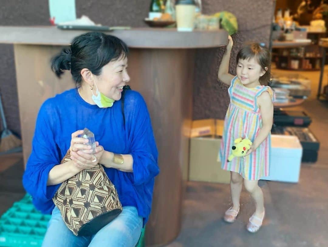 のインスタグラム：「クリスタルの中に虹が見えるよ、 ってなまこに見せてくれてた野村ゆりちゃん。 ひさしぶりでうれしかったなぁ…☺︎ なんでこんなに変わらないんだろう！ . #今日のなまこちゃん」