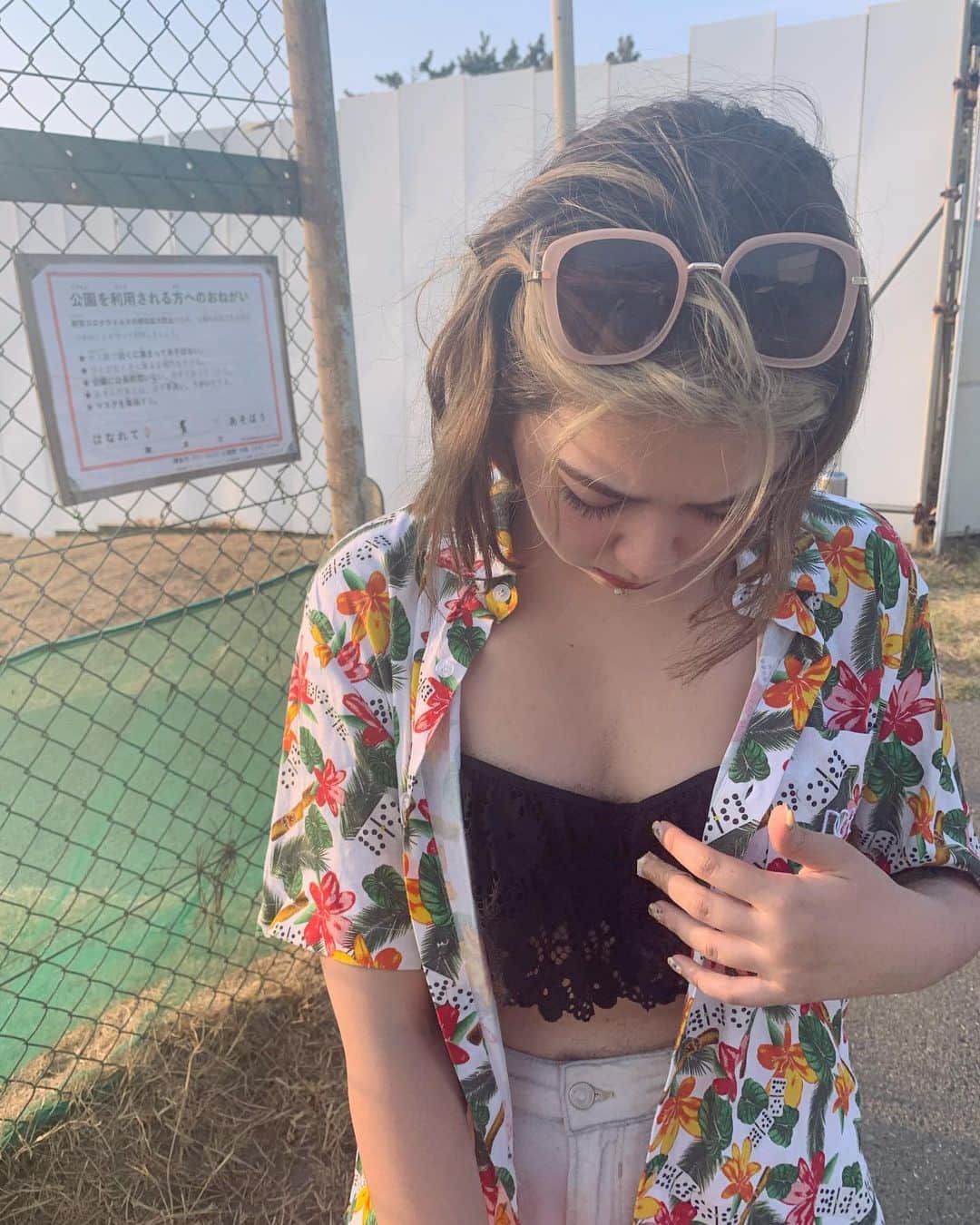 メロディー・チューバックさんのインスタグラム写真 - (メロディー・チューバックInstagram)「夏なんて終わらせん🌺 #bougiecrew  ・ ・ ・ 今日はアンジェラの歌番組観てくれておめでとうメッセージたくさんたくさんくれて本当に有難う。あんじぇらにしぬほどパワー伝わってると思います🥰これからも私たちともに頑張るねええええ」8月30日 22時34分 - melodychubak