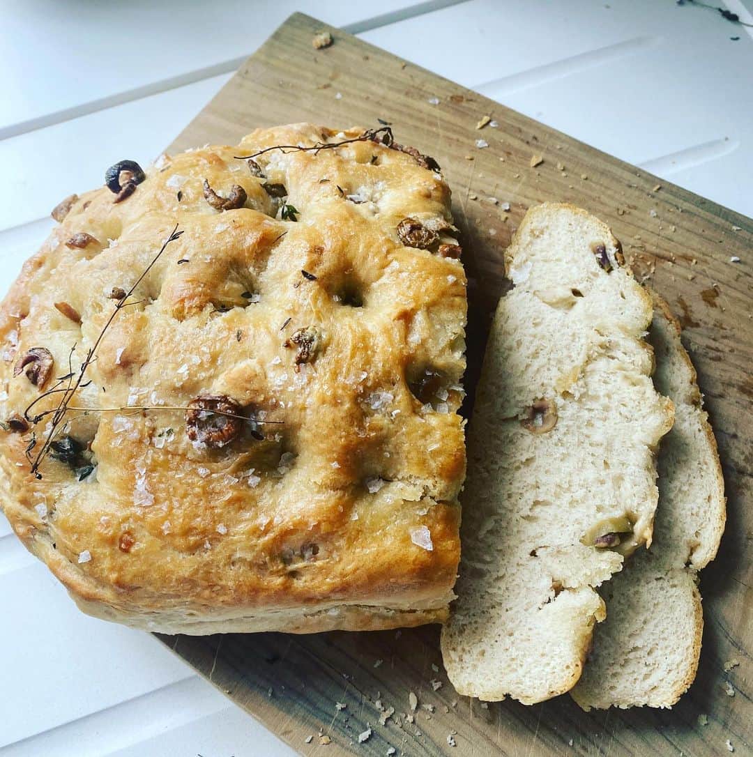 メラニー・サイクスさんのインスタグラム写真 - (メラニー・サイクスInstagram)「My first ever attempt at #foccacia #bakingday It’s @nigelslater ‘s ‘Green olive and thyme focaccia’ and I just happened to have all the ingredients in 😁💫 not quite the right texture but it’s soooo yummy #olives #thyme #seasaltflakes #flour #yeast #oliveoil #breadmaking #bread #sundayvibes #firstattempt ❤️ #happysunday 😘 #thekitchendiariesIII」8月30日 21時08分 - msmelaniesykes