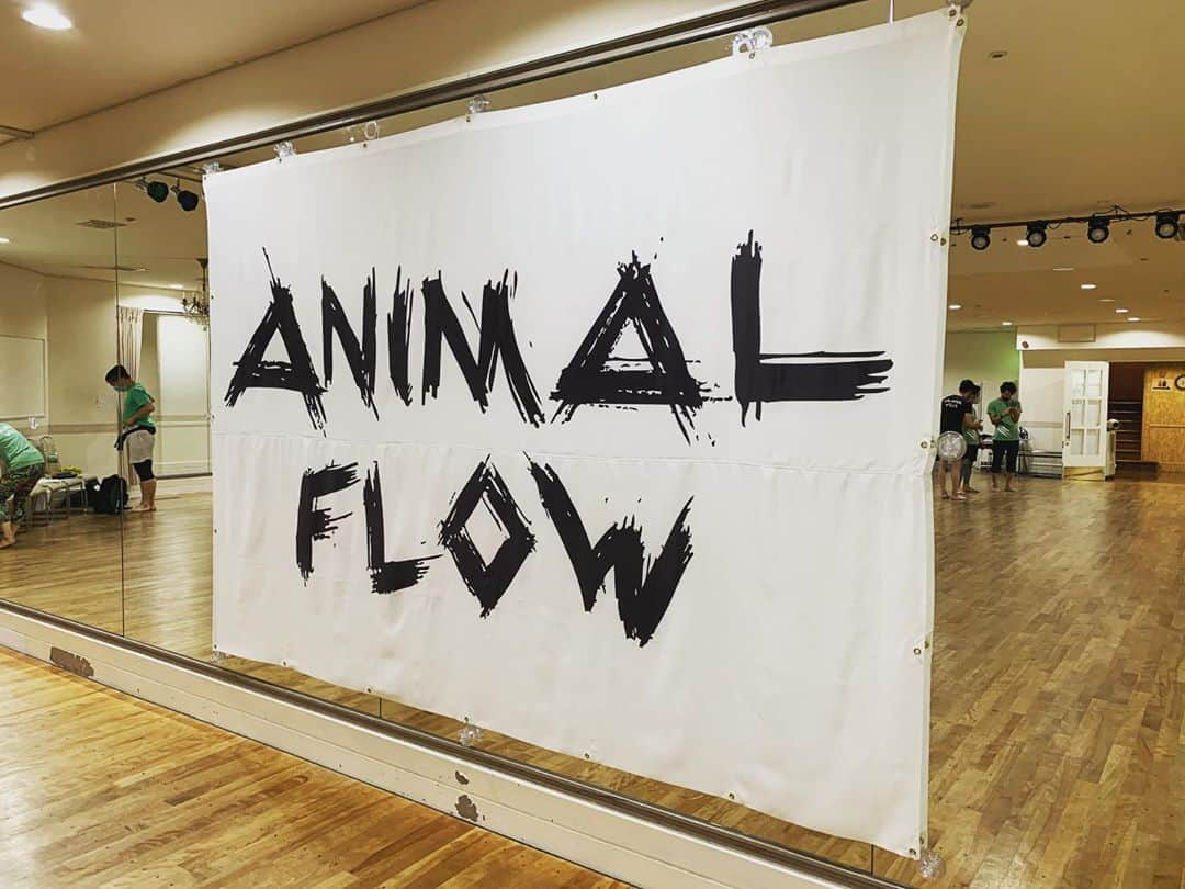 栗原祐太のインスタグラム：「【ANIMAL FLOW LV.1 work shop 参加！！】 アニマルフローというトレーニングのインストラクターの資格を取るために昨日と今日で行ってきました！！  正直な感想は 疲れたけど楽しかった！！ 笑  小学生みたいな感想笑  今moistretch®︎のインストラクターの資格も取りに行っていますが、アニマルフローもどちらとも 『人間本来持っている素晴らしいモノを呼び起こし、さらに磨きをかけてより美しくより強くよりしなやかに』 というモノが根底にあるのかなと思いました。  とにかく両方とも自分のカラダと対話できるので楽しい、そして発見がたくさんありました！  master instructorのJin  Takazawaさんの講習の仕方も本当に勉強になったし、あのキツイ時間を本当に楽しく過ごすことができました！思わず見惚れてしまう動きはすごいの一言でした！  そしてこのwork shopでは色々なバックグラウンドの人が集まり色々な人と出会うこと、お話することができました！ 話しかけてくださった皆様も本当にありがとうございます！！ 良い刺激を頂くことができました！ 今後ともどうぞよろしくお願い致します！  ANIMAL FLOW LV.1もmoistretch®︎のインストラクターも無事に取れた際にはzoomを使ってのオンラインでも対面でもできるようにしたいと思っています！！  バスケにも活かせるし、それだけでも面白いし、健康、美容、ダイエット、トレーニングにも良い2つのインストラクターの資格をとってバージョンアップしたいと思います！  @ayakoosawa #moistretch #animalflow #kuriちゃんねる #バスケ　#バスケット #バスケットボール #バスケスクール　#栗ニック #バスケ教室　#バスケ塾 #東京　#小平市　#自由ヶ丘 #目黒　#三鷹　#武蔵野　#東村山 #kyus #栗原祐太」