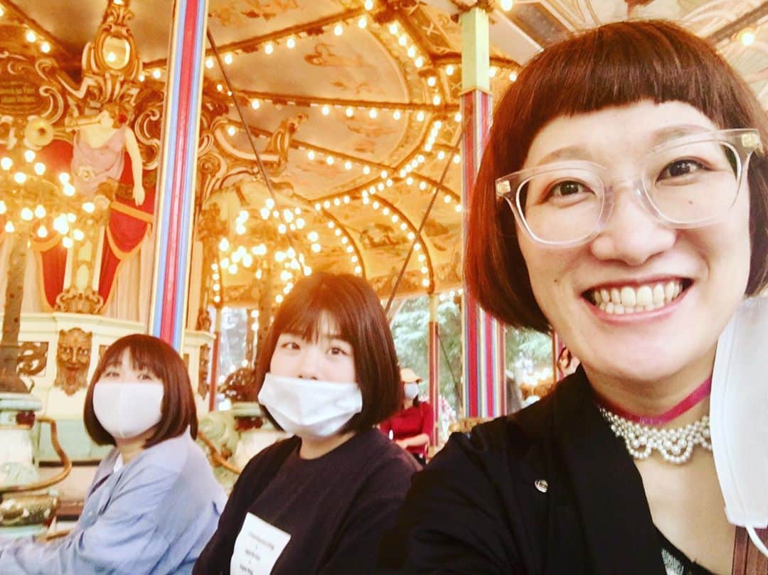松浦志穂のインスタグラム：「3人横並びでメリーゴーランド乗ってる時は「これが何とも言えない感情か」と思いました。アトラクションの色合いとか絵とか全部可愛かった🏰🎡🎢🎠この日は運転してなかったブレイクダンスの世界観とかまじ最高。7月頭頃の小雨ぱらつく日で人も少なく、気に入ったアトラクションは3回、4回と乗れて何回も貸し切り状態になったりして、これでもかとラストとしまえんを味わい尽くせました。 ・ #曇天 #としまえんありがとう」