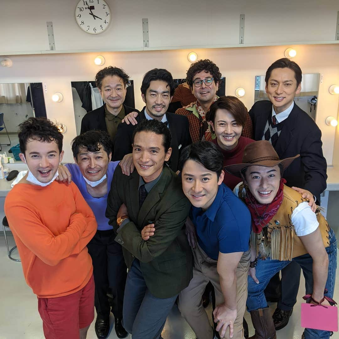 渡部豪太さんのインスタグラム写真 - (渡部豪太Instagram)「舞台『The Boys in The Band~真夜中のパーティー~』無事大千龝楽を迎えることが出来ました！ 感染症対策に常に留意して下さった制作スタッフや劇場スタッフの皆様。 この時下でも劇場に足を運んでくださったお客様方そして、残念ながら観にいらして頂けなくとも遠くからいつも応援して下さった沢山のお客様方。 この舞台が成り立ったのは御一人御一人のお力のおかげです。 本当に有難うございます。  最高のキャスト、最高のスタッフでした！！  #THEBOYSINTHEBAND #安田顕 #馬場徹 #浅利陽介 #渡部豪太 #川久保拓司 #太田基裕 #富田健太郎 #大谷亮平 #鈴木浩介 #白井晃 #二枚目はブロードウェイ初演キャストの方々  #真夜中のパーティー」8月30日 21時02分 - gotawatabe