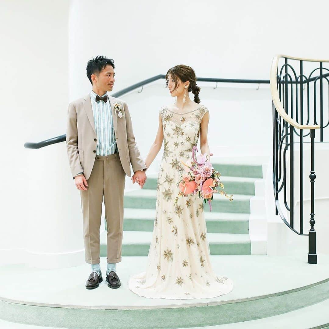 Arch Days Weddingsさんのインスタグラム写真 Arch Days Weddingsinstagram おしゃれな新郎タキシード５選をご紹介 ドレスやウェディングテーマと色味を合わせてリンクさせたり ソックスに派手色を取り入れて少し外したコーディネートを組んだりと ハイセンス