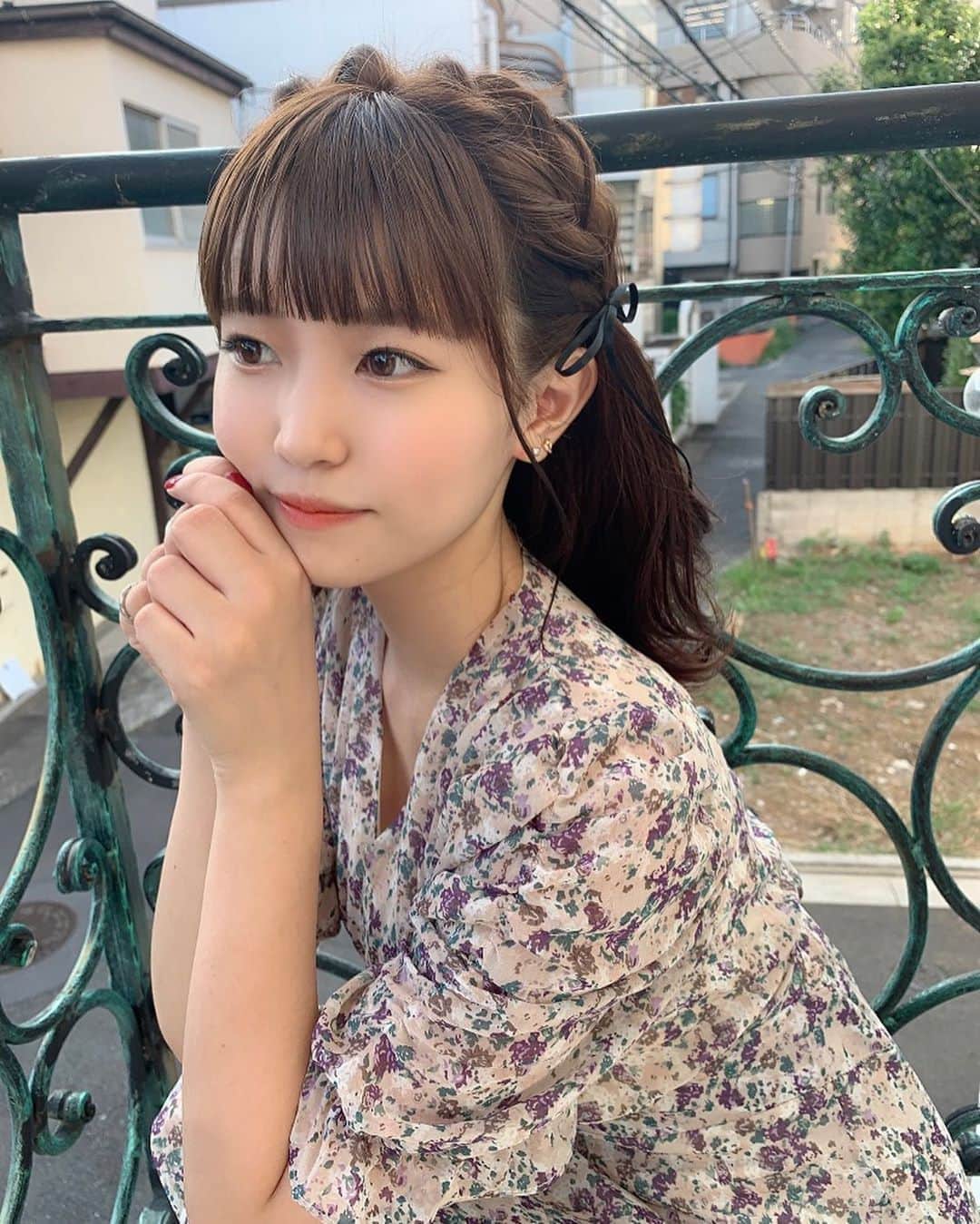 のインスタグラム：「🎀🎀🎀🎀  カラーとアレンジ いまりさん @imari_style  にやってもらいました🍒🐩  #ミルティーミルク っていうカラーです！  透明感のある色でおきにいり〜 久しぶりに明るくした！ ： ： ： まつげちゃんは いつもお世話になってる りなさんです　@s3.rina.s3 ✨ ： ： 卒業ライブの髪型迷う〜 コメントで多かったやつする😏、 かもしれないからしてね ： ： #いまりある  #ラブストーリーから生まれるヘアメイク  #ヘアアレンジ #ハーフアップ  #ootd #イチナナキログラム」