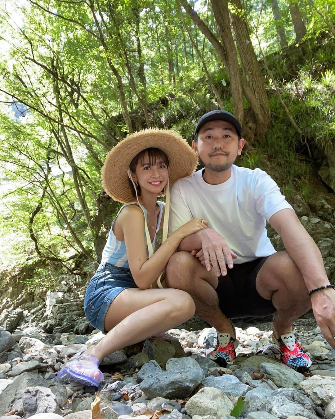 梅村実帆のインスタグラム：「今日は早朝から準備して川へ🏕 ももが遊べるかなと思って行ったけど、 ビビりすぎて震えてた😂 全く人もいなくて、マイナスイオンを感じて最高でした🧘🏼‍♀️🌳 混みそうな昼前には退散🚗早起きすると1日が長い！」
