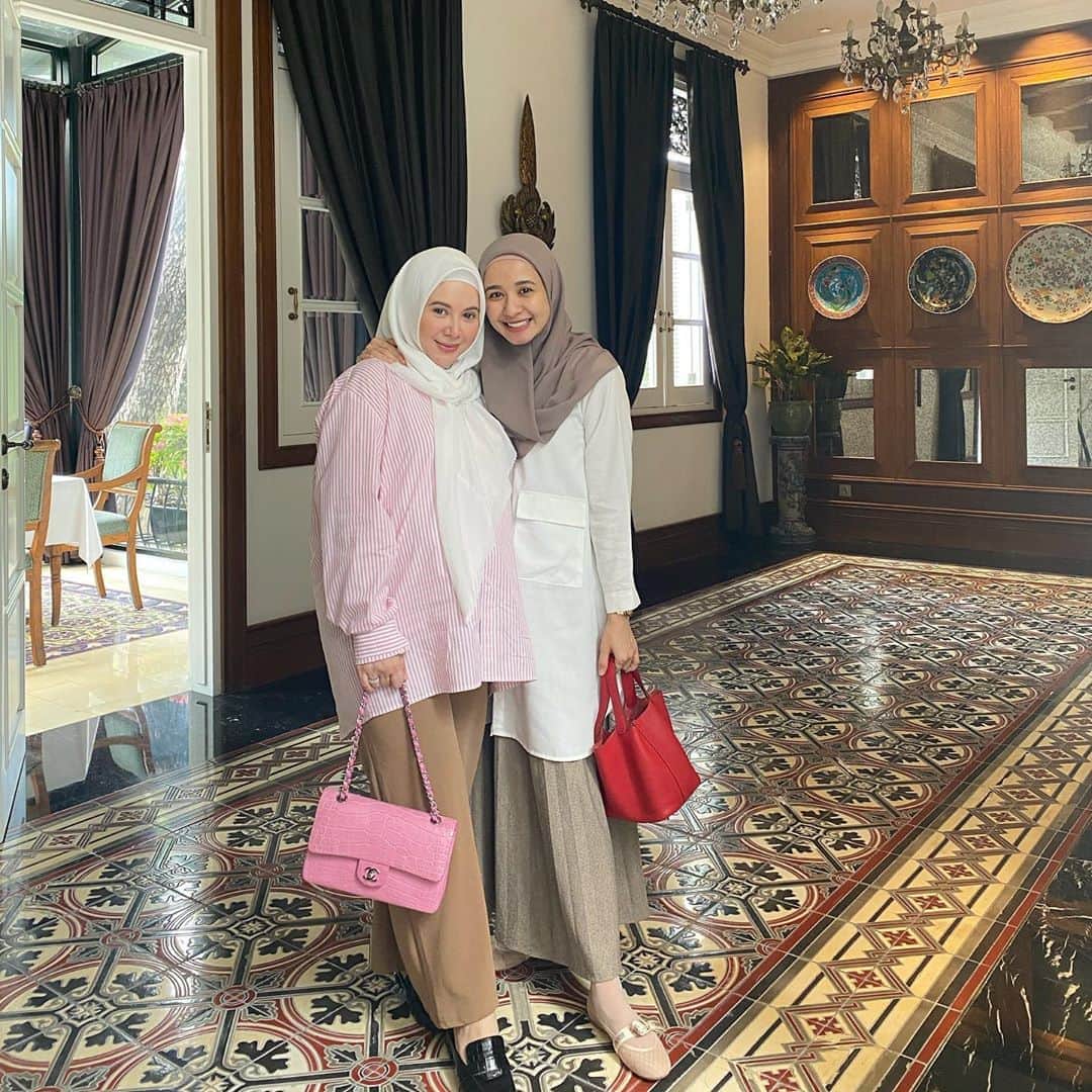ラウディアシンシアベラのインスタグラム：「Bismilah, InsyAllah sebentar lagi ketemu baby nya Tepoo❤️ #masyallahtabarakallah . . Fyi,kemeja putih nyaaa from @dailydarling 🤍」