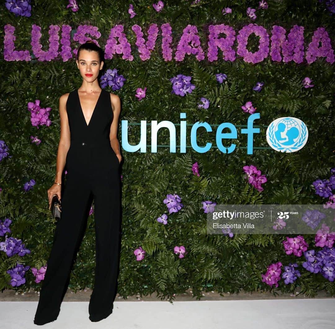 ポーリーヌ・オアロのインスタグラム：「Deux salles, deux ambiances 🌸 Attending @luisaviaroma x @unicef event in Capri, quick mask off for the photocall.」