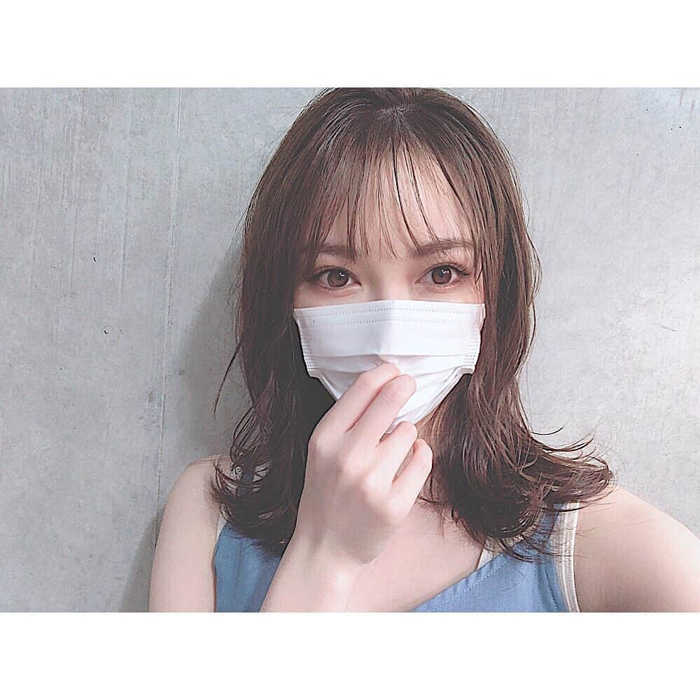 のインスタグラム：「こないだ髪切ったときのやつ ウルフ気味にはまり気味〜 . 髪を安心してまかセロリできるので 美容院難民はぜひ彼のもとへ . #ミディアムヘア #ミディアム  #シースルーバング #シースルー前髪 #ちょいウルフ」