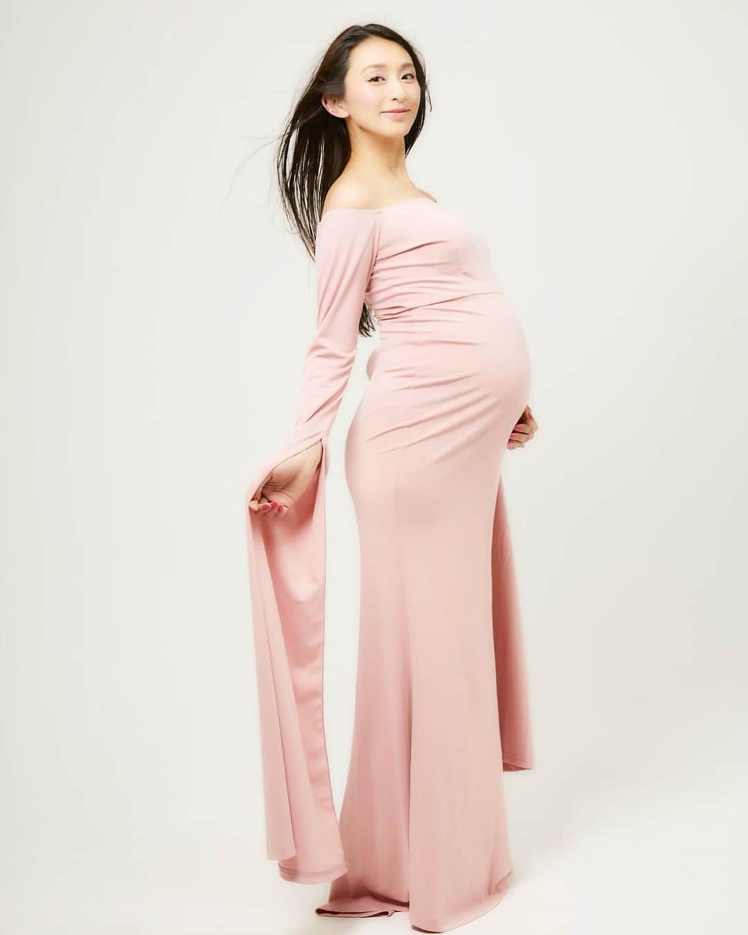 のインスタグラム：「💖🤰マタニティフォト🤰💖  #マタニティフォト  #マタニティライフ #マタニティライフ記録  #注文したのと違う服がきた #海外サイトあるある」