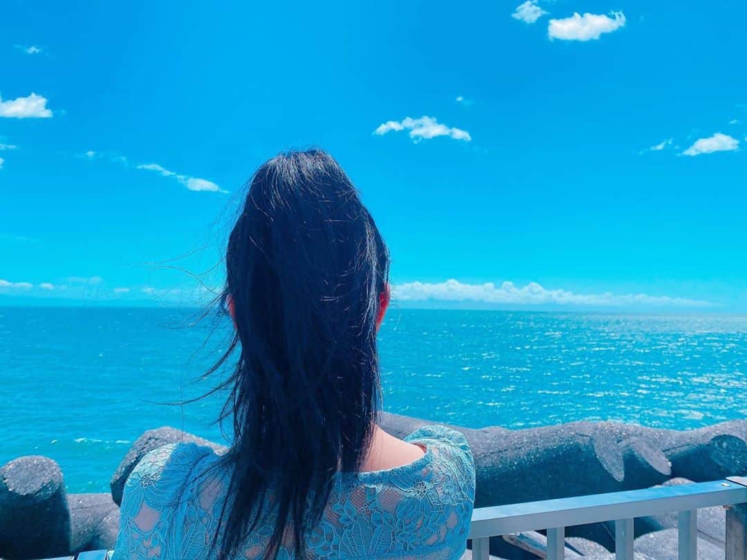 谷川愛梨のインスタグラム：「: 真っ青な空のように綺麗な心で 海のように広い心で これからも真っ直ぐに生きたい🧚‍♀️ 人生いろいろあるけど ずっと優しい気持ちを忘れずに生きたいね✨ 自然に触れていると改めてそんな気持ちにしてくれる☺️ 大事な時間、素敵な時間🌻」
