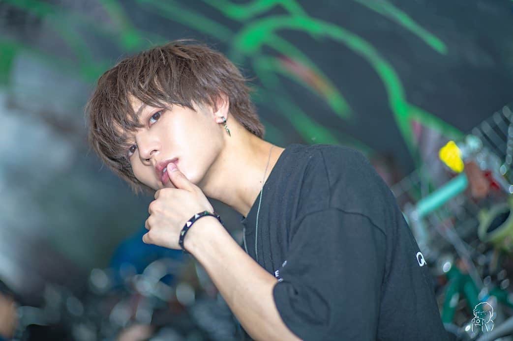 のインスタグラム：「【オキニTOP3に入るやつ】 このポーズそんなしないけどちょっとえろくね？ ・ ・ ・ photo by @shinshinstaglam  ・ ・ ・ #japan #日本 #tokyo  #東京 #shibuya #渋谷 #オキニ #お気に入り #写真  #チェだぜ #口ぺろ #これ何ポーズ？ #バレンティノ #valentino #メンズファッション  #メンズコーデ #いいね #lfl  #좋아요 #좋아요반사 #팔로우  #팔로우미 #팔로우환영 #팔로우늘리기 #instalike #instapic #followｍe」