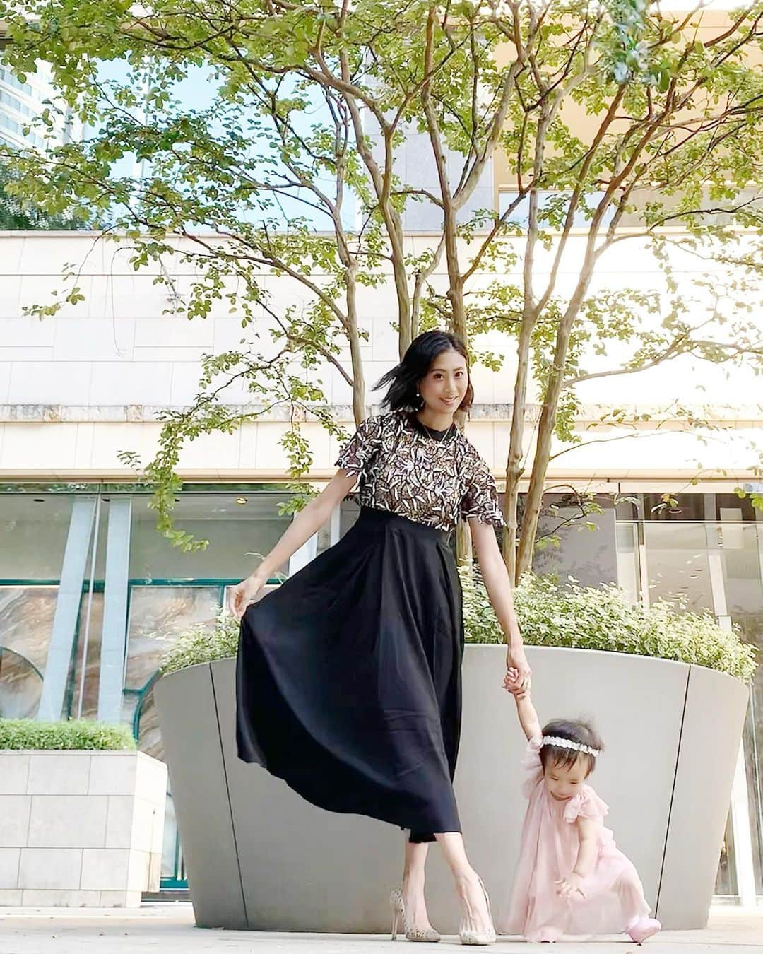 桜井未来さんのインスタグラム写真 - (桜井未来Instagram)「ちょっこっとお出かけ〜👠✨ 妊娠出産授乳で、ずっとゆるワンピしか買って無かったから💦 久しぶりに素敵なドレス👗を見つけて買ってみた😂💓 お店はコロナが気になるし😅💦 ネットショップでポチッと（笑） 写真と全然違うものが届かないか不安だったけど、とっても可愛いドレス👗✨が届いたよ😂💓 ラインも綺麗でレースも素敵だし、5000円には見えないでしょ？🤣💓w @dressy_lily さん、まだまだ可愛いドレス👗がたくさんあって、色々欲しくなっちゃった😂😍💕（笑）  ・ ・ ・  #男の子ママ #女の子ママ #ママ #baby #ママ友募集 #赤ちゃんのいる生活 #ママサークル #ママイベント #ママ会 #都内ママ #ベビスタグラム #mamagirl #ベビフル #コドモダカラ #コドモノ #ママリ #親バカ部 #新米ママ東京部 #ベビモ #엄마　#妈妈 #媽媽 #Mom #母親　#母亲 #어머니. #コーデ #ファッション好きな人と繋がりたい #ootd #桜井未来」8月30日 21時26分 - miki.sakurai0214