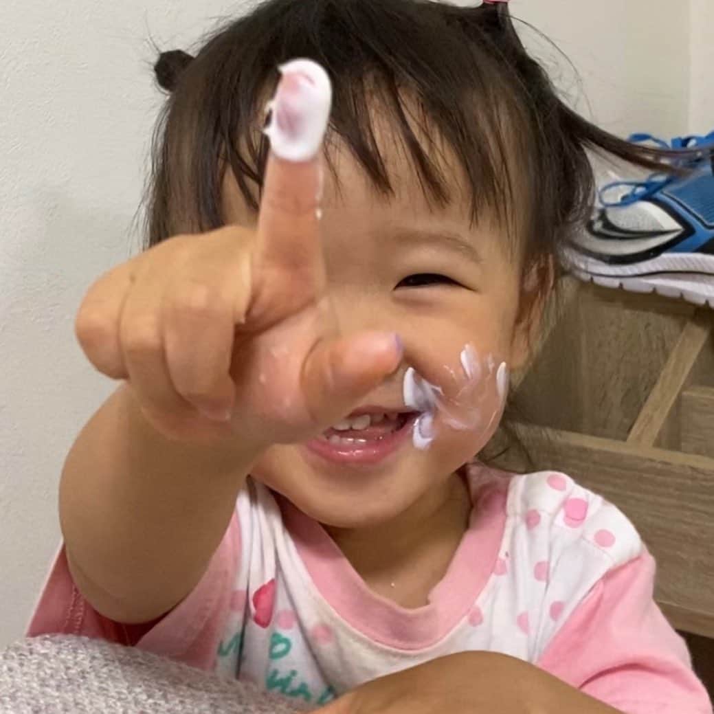 金田朋子のインスタグラム：「去年の娘！ 大変なことになってます（苦笑） 好奇心旺盛だから目を離すと凄いことになってる時があります（苦笑） いろんなことに挑戦する子になってほしい！ #千笑 #森渉 #金田朋子 #家族 #family #子供 #娘 #kids #がんばろう」
