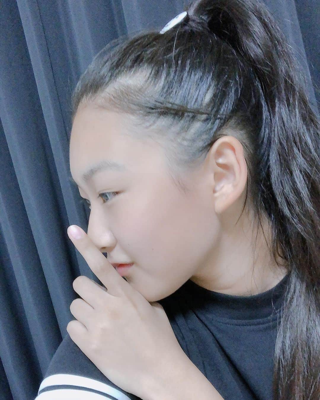 のインスタグラム：「皆さんこんばんは🖤 またまたお久しぶりの投稿になってしまいました🥺  今日は家族とお出かけに行ってきた😁 遅くなったけどお友達への誕生日プレゼントを買いに行ったよ🖤 そして今日の夜ご飯は、写真ないけど笑　チゲ鍋でした😁 まっつねー、辛いの苦手なんだけどそんなにら辛くなくて食べれました✌🏻  いまも外から大きい音がずーーっとしてるの🥺 雨がすごく降ってるんですよね😅😭 明日、自転車で学校行けないな😅 ショックです🤯  それでは寝ます😂おやすみ😉  #wawawaまつり #wawawa」