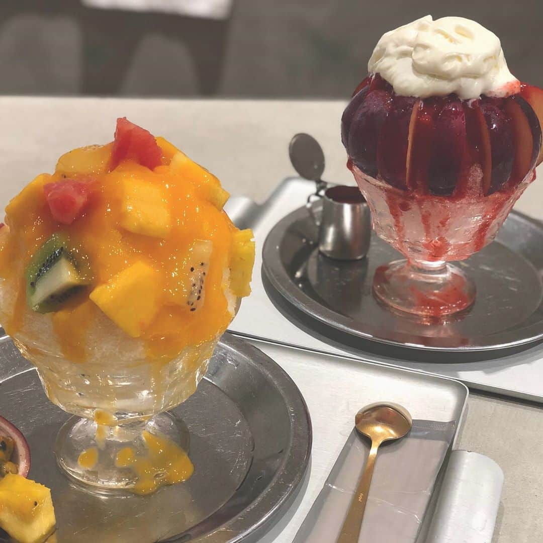 野田あず沙のインスタグラム：「堀内果実園🍧﻿ ﻿ とにかくフルーツだけで美味しいのにクリームも絶妙でした☺︎﻿ ﻿ ボリューム満点で、見た目もお腹もハッピーなかき氷🧡❤️  ﻿ ﻿ ﻿  ﻿ ﻿ ﻿ ﻿ ﻿ ﻿ ﻿ ﻿インスタライブありがとう♡ またやるねん♪ ﻿ #nara #summer #cafe #フルーツ  #narajapan #堀内果実園 #パティシエの作るカキ氷﻿ #カキ氷 #奈良 #奈良カフェ #奈良旅行 #奈良女子旅 #奈良珈琲 #関西カフェ#かき氷 #ならまち #ならまちカフェ #フルーツサンド #チョコレート #スイーツ #デザート #ケーキ #奈良おすすめ #オススメスポット #奈良かき氷 #奈良カキ氷」