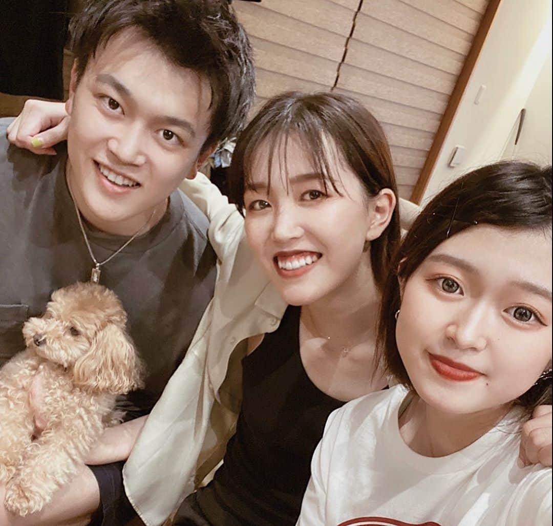 野村明日香のインスタグラム：「﻿ 4年ぶり？ぐらい久々に﻿ 三兄妹しゅーごーできた時の💚﻿ ﻿ な か よ し 😎﻿ ﻿  ﻿ ﻿ #兄妹 #三兄弟 #家族 #なかよし #family #野村家 #野村family #野村三兄弟 #野村ファミリー」