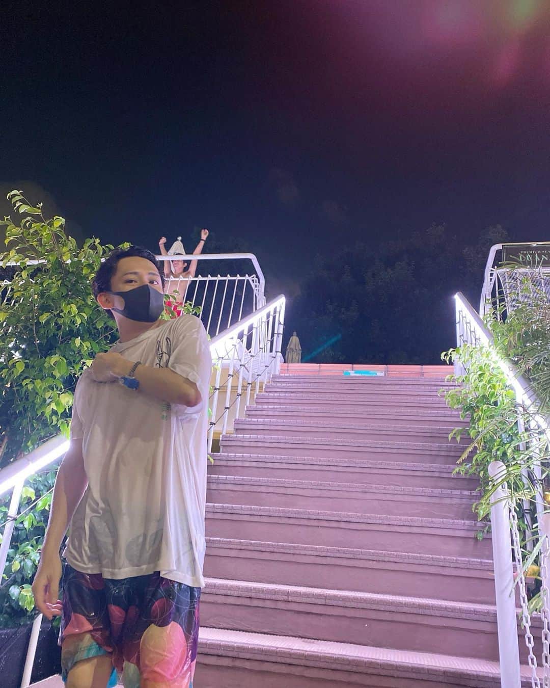 カブキンのインスタグラム：「ナイトプールの妖精が映り込んでる…。  #婚活 #婚活YouTube  #ナイトプール  #ニューオータニ #offwhite  #心霊写真かも  #心霊写真疑惑  #心霊写真」