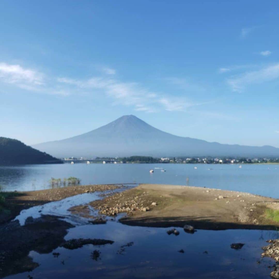 綾小路きみまろさんのインスタグラム写真 - (綾小路きみまろInstagram)「綾小路きみまろです。 朝の散歩で👀📷✨ 河口湖も日中は、結構暑いのですが、 朝はとても涼しいですよ🎐 気持ち良い💛 #きみまろ散歩  #河口湖 #富士山  #河口湖畔」8月30日 21時31分 - ayanokojikimimaro_official