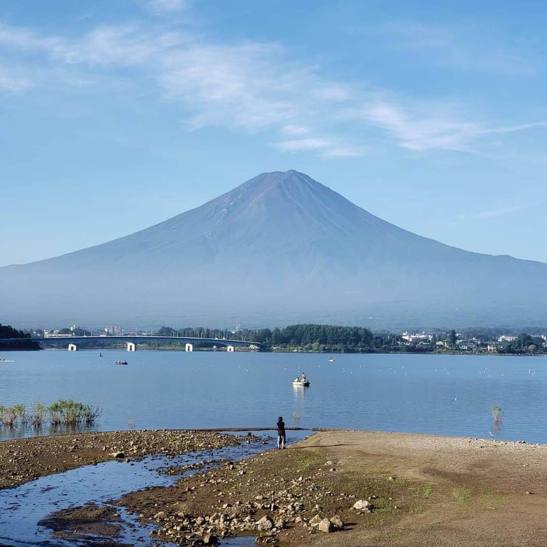 綾小路きみまろさんのインスタグラム写真 - (綾小路きみまろInstagram)「綾小路きみまろです。 朝の散歩で👀📷✨ 河口湖も日中は、結構暑いのですが、 朝はとても涼しいですよ🎐 気持ち良い💛 #きみまろ散歩  #河口湖 #富士山  #河口湖畔」8月30日 21時31分 - ayanokojikimimaro_official