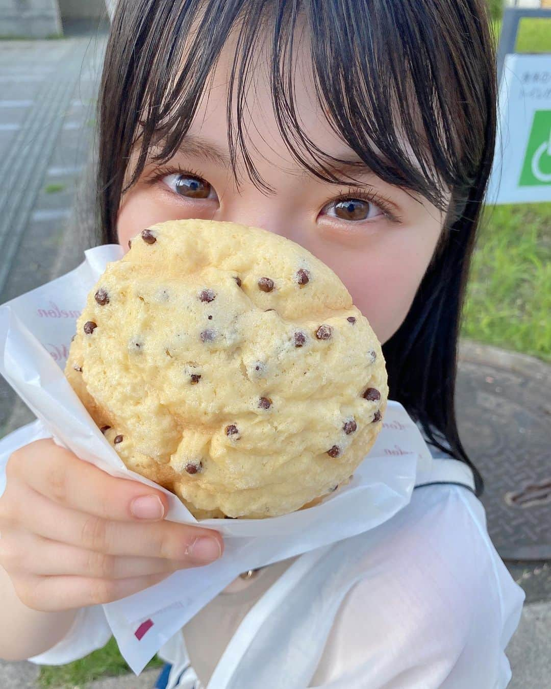 出口結菜さんのインスタグラム写真 - (出口結菜Instagram)「《🦌#奈良　#メロンドゥメロン》﻿ ﻿ 🍫チョコチップメロンパン（¥210）﻿ ﻿ ﻿ 全国にあるメロンパン屋さん💚﻿ ﻿ ﻿ ならまちにもあって美味しそうな匂いとメロンパンに惹かれて食べましたっ！！！﻿ ﻿ ﻿ 私はチョコチップメロンパンを食べたんやけど、﻿ チョコチップがすごくゴロゴロ入っていて、結構贅沢並みに入ってます🍫‼️﻿ ﻿ ﻿ あとはメロンパンの生地がすごく美味しい！﻿ ﻿ 周りはサックサクで、甘い✨✨﻿ 生地も軽くて食べやすい❕❕❕﻿ ﻿ ﻿ でも中はもっちり？ねっとり？っていうぐらいモチモチなの！！﻿ ﻿ でも中の生地も軽くて﻿ ﻿ このメロンパンは小腹が空いてるぐらいでも美味しすぎるから全然食べれちゃう✌️✌️✌️﻿ ﻿ ﻿ ﻿ 調べていると全国いろんなところにお店があるので是非行ってみて欲しい🥺💗﻿ ﻿ ﻿ \🐥に似てる写真ある気がするのはわたしだけ、？笑/﻿ ﻿ ﻿ _____________________________________________________﻿ ﻿ ❤️ 奈良県奈良市下三条町30-1 ﻿ 💗近鉄奈良駅から🚶‍♀️10分﻿ 💛10時〜20時﻿ 💚不定休﻿ 💙テイクアウト﻿ 🤍全国に店舗あり﻿ _____________________________________________________﻿ ﻿ #メロンパン専門店 #melondemelon #ならまち #🦌 #🍈 #🥐  #奈良カフェ #ならまち #なら #パン #パン屋 #メロンパン#melonbread #チョコチップ #🍫 #焼きたてパン #bread #サクサク #モチモチ #grl #シアーシャツ #甘いもの  #instagood #instafood #instalike #food #食べ物 #食べるの好きな人と繋がりたい #ラビグルメ」8月30日 21時43分 - yui_laby0622