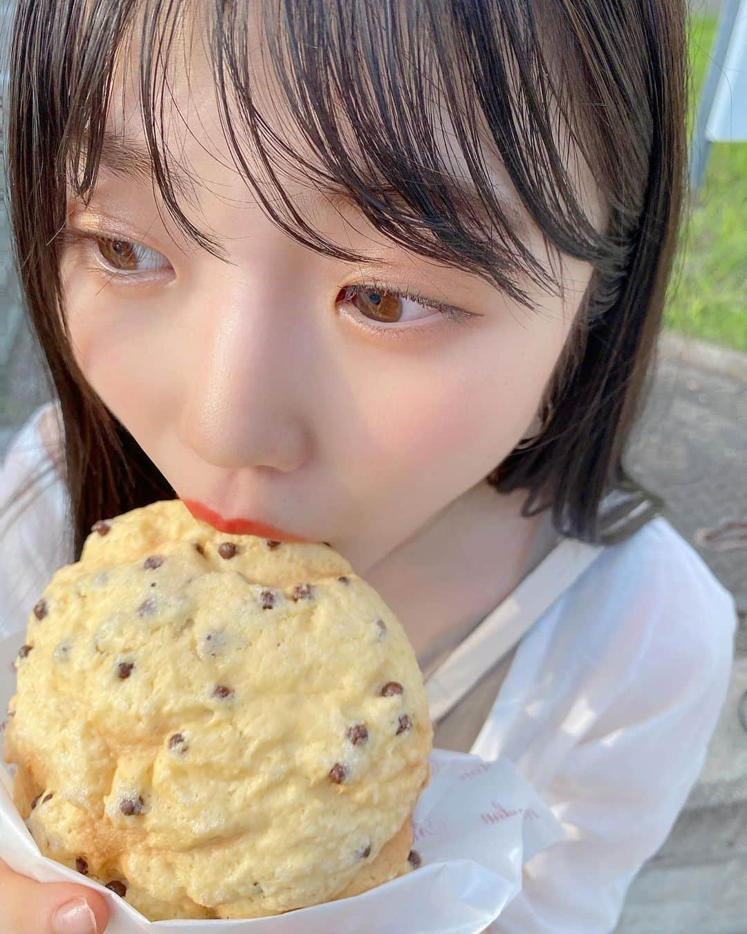 出口結菜さんのインスタグラム写真 - (出口結菜Instagram)「《🦌#奈良　#メロンドゥメロン》﻿ ﻿ 🍫チョコチップメロンパン（¥210）﻿ ﻿ ﻿ 全国にあるメロンパン屋さん💚﻿ ﻿ ﻿ ならまちにもあって美味しそうな匂いとメロンパンに惹かれて食べましたっ！！！﻿ ﻿ ﻿ 私はチョコチップメロンパンを食べたんやけど、﻿ チョコチップがすごくゴロゴロ入っていて、結構贅沢並みに入ってます🍫‼️﻿ ﻿ ﻿ あとはメロンパンの生地がすごく美味しい！﻿ ﻿ 周りはサックサクで、甘い✨✨﻿ 生地も軽くて食べやすい❕❕❕﻿ ﻿ ﻿ でも中はもっちり？ねっとり？っていうぐらいモチモチなの！！﻿ ﻿ でも中の生地も軽くて﻿ ﻿ このメロンパンは小腹が空いてるぐらいでも美味しすぎるから全然食べれちゃう✌️✌️✌️﻿ ﻿ ﻿ ﻿ 調べていると全国いろんなところにお店があるので是非行ってみて欲しい🥺💗﻿ ﻿ ﻿ \🐥に似てる写真ある気がするのはわたしだけ、？笑/﻿ ﻿ ﻿ _____________________________________________________﻿ ﻿ ❤️ 奈良県奈良市下三条町30-1 ﻿ 💗近鉄奈良駅から🚶‍♀️10分﻿ 💛10時〜20時﻿ 💚不定休﻿ 💙テイクアウト﻿ 🤍全国に店舗あり﻿ _____________________________________________________﻿ ﻿ #メロンパン専門店 #melondemelon #ならまち #🦌 #🍈 #🥐  #奈良カフェ #ならまち #なら #パン #パン屋 #メロンパン#melonbread #チョコチップ #🍫 #焼きたてパン #bread #サクサク #モチモチ #grl #シアーシャツ #甘いもの  #instagood #instafood #instalike #food #食べ物 #食べるの好きな人と繋がりたい #ラビグルメ」8月30日 21時43分 - yui_laby0622