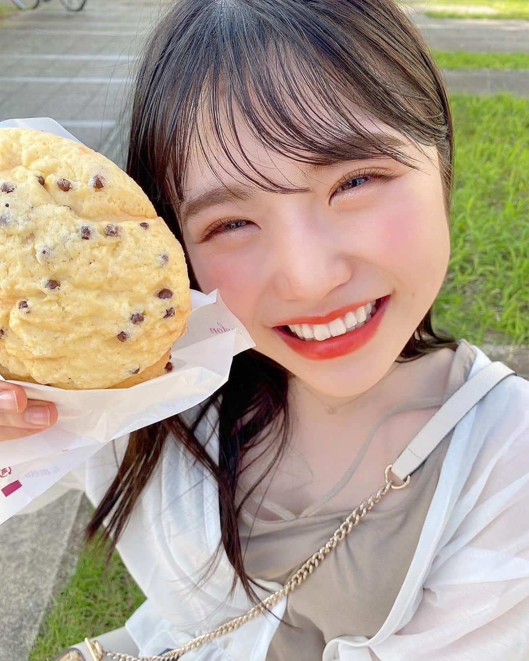 出口結菜さんのインスタグラム写真 - (出口結菜Instagram)「《🦌#奈良　#メロンドゥメロン》﻿ ﻿ 🍫チョコチップメロンパン（¥210）﻿ ﻿ ﻿ 全国にあるメロンパン屋さん💚﻿ ﻿ ﻿ ならまちにもあって美味しそうな匂いとメロンパンに惹かれて食べましたっ！！！﻿ ﻿ ﻿ 私はチョコチップメロンパンを食べたんやけど、﻿ チョコチップがすごくゴロゴロ入っていて、結構贅沢並みに入ってます🍫‼️﻿ ﻿ ﻿ あとはメロンパンの生地がすごく美味しい！﻿ ﻿ 周りはサックサクで、甘い✨✨﻿ 生地も軽くて食べやすい❕❕❕﻿ ﻿ ﻿ でも中はもっちり？ねっとり？っていうぐらいモチモチなの！！﻿ ﻿ でも中の生地も軽くて﻿ ﻿ このメロンパンは小腹が空いてるぐらいでも美味しすぎるから全然食べれちゃう✌️✌️✌️﻿ ﻿ ﻿ ﻿ 調べていると全国いろんなところにお店があるので是非行ってみて欲しい🥺💗﻿ ﻿ ﻿ \🐥に似てる写真ある気がするのはわたしだけ、？笑/﻿ ﻿ ﻿ _____________________________________________________﻿ ﻿ ❤️ 奈良県奈良市下三条町30-1 ﻿ 💗近鉄奈良駅から🚶‍♀️10分﻿ 💛10時〜20時﻿ 💚不定休﻿ 💙テイクアウト﻿ 🤍全国に店舗あり﻿ _____________________________________________________﻿ ﻿ #メロンパン専門店 #melondemelon #ならまち #🦌 #🍈 #🥐  #奈良カフェ #ならまち #なら #パン #パン屋 #メロンパン#melonbread #チョコチップ #🍫 #焼きたてパン #bread #サクサク #モチモチ #grl #シアーシャツ #甘いもの  #instagood #instafood #instalike #food #食べ物 #食べるの好きな人と繋がりたい #ラビグルメ」8月30日 21時43分 - yui_laby0622