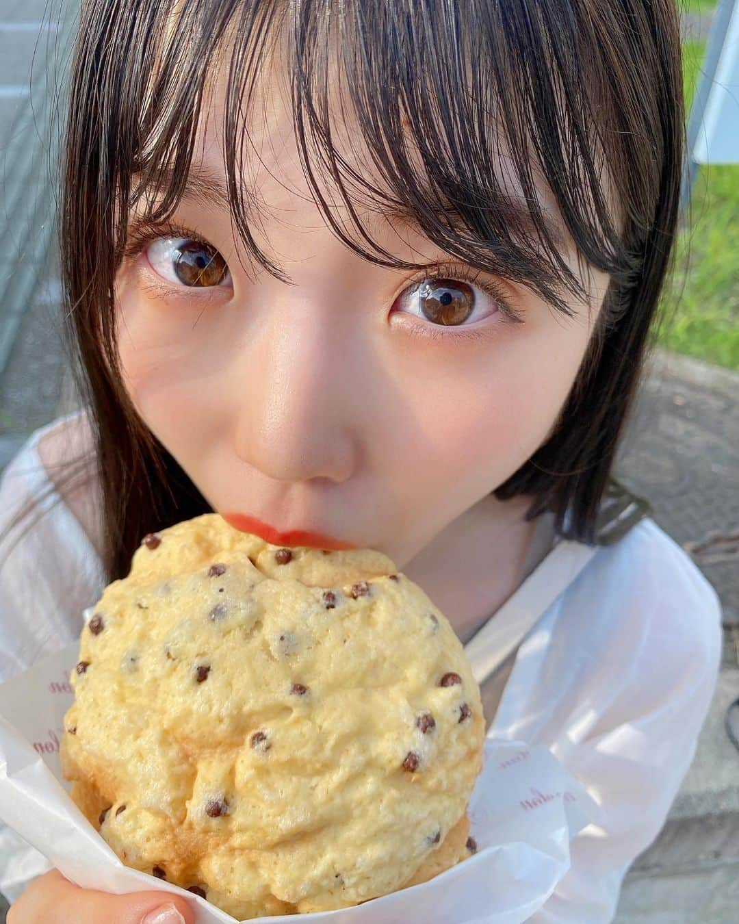 出口結菜さんのインスタグラム写真 - (出口結菜Instagram)「《🦌#奈良　#メロンドゥメロン》﻿ ﻿ 🍫チョコチップメロンパン（¥210）﻿ ﻿ ﻿ 全国にあるメロンパン屋さん💚﻿ ﻿ ﻿ ならまちにもあって美味しそうな匂いとメロンパンに惹かれて食べましたっ！！！﻿ ﻿ ﻿ 私はチョコチップメロンパンを食べたんやけど、﻿ チョコチップがすごくゴロゴロ入っていて、結構贅沢並みに入ってます🍫‼️﻿ ﻿ ﻿ あとはメロンパンの生地がすごく美味しい！﻿ ﻿ 周りはサックサクで、甘い✨✨﻿ 生地も軽くて食べやすい❕❕❕﻿ ﻿ ﻿ でも中はもっちり？ねっとり？っていうぐらいモチモチなの！！﻿ ﻿ でも中の生地も軽くて﻿ ﻿ このメロンパンは小腹が空いてるぐらいでも美味しすぎるから全然食べれちゃう✌️✌️✌️﻿ ﻿ ﻿ ﻿ 調べていると全国いろんなところにお店があるので是非行ってみて欲しい🥺💗﻿ ﻿ ﻿ \🐥に似てる写真ある気がするのはわたしだけ、？笑/﻿ ﻿ ﻿ _____________________________________________________﻿ ﻿ ❤️ 奈良県奈良市下三条町30-1 ﻿ 💗近鉄奈良駅から🚶‍♀️10分﻿ 💛10時〜20時﻿ 💚不定休﻿ 💙テイクアウト﻿ 🤍全国に店舗あり﻿ _____________________________________________________﻿ ﻿ #メロンパン専門店 #melondemelon #ならまち #🦌 #🍈 #🥐  #奈良カフェ #ならまち #なら #パン #パン屋 #メロンパン#melonbread #チョコチップ #🍫 #焼きたてパン #bread #サクサク #モチモチ #grl #シアーシャツ #甘いもの  #instagood #instafood #instalike #food #食べ物 #食べるの好きな人と繋がりたい #ラビグルメ」8月30日 21時43分 - yui_laby0622