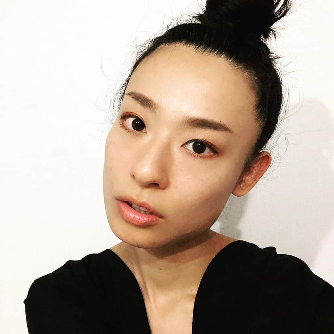 西山由のインスタグラム：「Dans la salle à manger chez moi.」