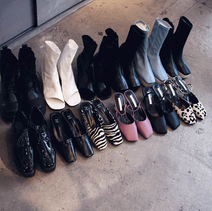 のインスタグラム：「#shoescollection﻿ ————————————﻿ ﻿ 秋口に取り入れたい #ショートブーツ #オープントゥヒール #ミュール #パンプス などが続々入荷。  シューズを秋仕様にシフトしてシーズンムードなスタイルに＊ 販売開始から人気の厚底シリーズはボリュームたっぷりでイチオシアイテム♡  #ゼブラ柄 #レオパード柄 シューズは9/4(fri)より販売スタート。  . .  ▼ONLINE STORE 会員様限定 新作10%off期間に要check  ————————————﻿ #お問い合わせ番号w1753」