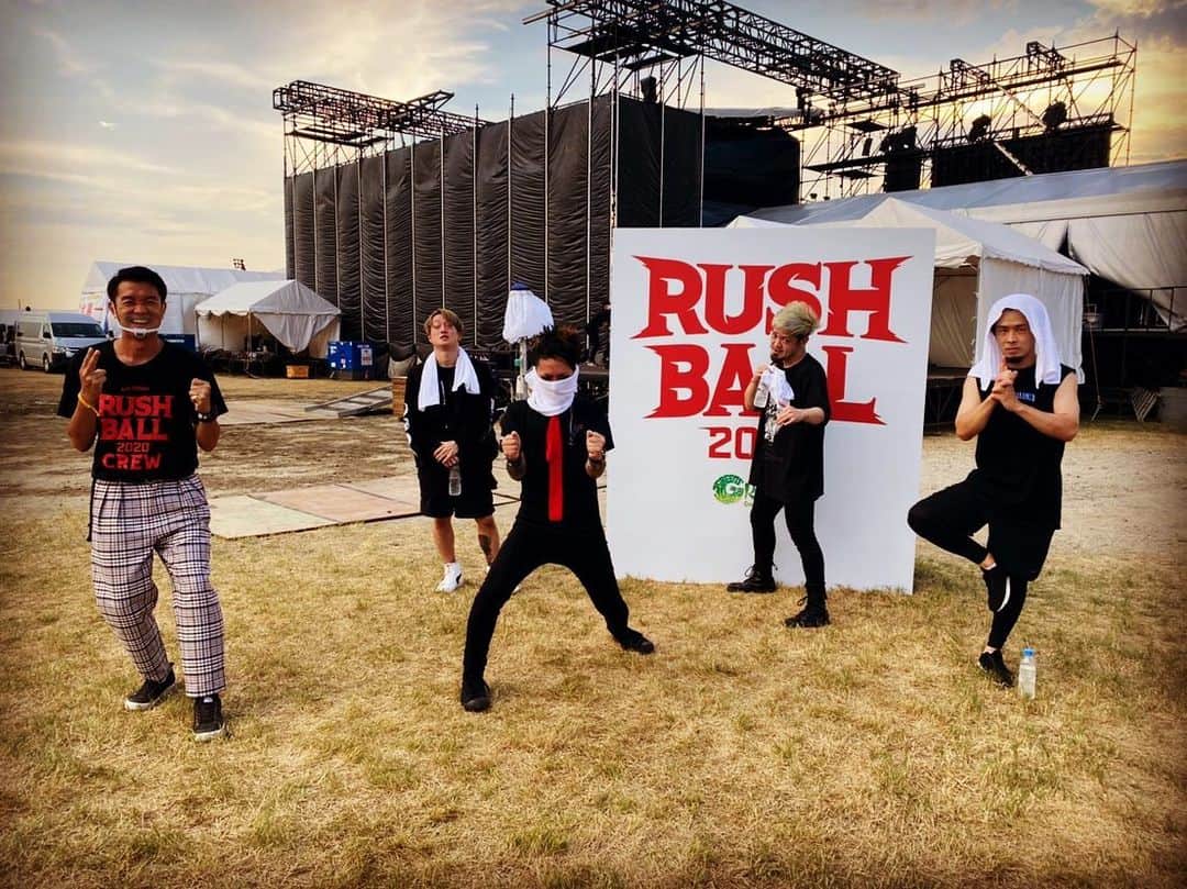 大抜卓人さんのインスタグラム写真 - (大抜卓人Instagram)「RUSH BALL 2020 DAY 2！！  バラードもアップも30分に織り混ぜて溢れんばかりの思いを届けた。夜が似合うバンドといわれる彼等だが朝もいい。なんだったら近いうちに夕暮れ時に「ヨルノカタスミ」を聞きたい。メインステージでの彼等の物語が始まった！ #kobore  The BONEZ！サウンドチェック後に深々と頭を下げ2年分の謝罪と感謝の気持ちを。大きく深呼吸から始まり「俺たちはみんなに生かされてここに立っている」ラストのSUNTOWNに込めた思い。BONERと2年越しの共鳴！彼等の新たなる一歩に！ #thebonez  拳を突き上げ！ジャンプをして！新たにその場で小さくグルグル回る！この状況でも新たな楽しみ方をオーディエンスと見出すパーティー番長！歌えないぶんは3人が最強の演奏でカバー！もう流石としか言いようがない！ #totalfat   真昼間の会場に彩り豊かなメロディーに笑顔が咲いた！太陽が1番元気な時間にニューアコの風が吹く会場の心地よさ。それでも漢達は優しく「大切な人に『ただいま』が言えない日くるかもしれない、今日を懸命に生きよう」と語りかけ「帰り道」を添えた。 #oau  「ディスタンスが取れてなくてぐちゃぐちゃになったら演奏を止めようと思ってた」メンバーの心配をよそにオーディエンスは拳を突き上げタオルを掲げバンドと向き合う！「RUSH BALLやっぱり最高だな！」と細美さん。この公園に集うロックファンの表情は笑顔と涙でぐちゃぐちゃに。 #monoeyes  激しさと優しさが入り混じった30分。久々に5人のバンドスタイルで！「これからもずっと音楽を好きでいてください」Kjさんの言葉からフィナーレは高らかに「Viva la revolution」！このイベントはずっと彼等と共に成長してきた。RUSH BALLと彼等の絆は強固だ。 #dragonash   ディスタンスライブでも彼等のドSな攻めの姿勢は変わらない！オーディエンスを挑発しながらも皆んなが歌えない分のスクリーモは特盛で。愛は決して忘れないビースト達。半年ぶりのライブにしてギターベースの回しっぷりも冴えまくり！彼等色にどっぷり染まった夕暮れ🤘 #SiM  未来への希望を託し高揚感たっぷりのメロディーに載せてオーディエンスを包み込んだ彼等。「Sweet Dreams」から「神様も言う通りに」のクロージングは本当に美しかった！ドラムが変わるとバンドの印象も随分変わるものだ。新生BIGMAMAにワクワクした夜！ #bigmama  「強靭なロックバンドからタスキを受けて俺たちヒップホップがオオトリなんて！」日本最高峰のラッパーと世界一のDJが言葉巧みに引き込みスクラッチの妙技で魅了！雷も大雨も晴れ間もミックスで会場が一体となり大ウェイブ！２日間のドラマは2人の情熱で終演！ありがとう！ #CreepyNuts  #ラシュボ #rushball2020」8月30日 21時38分 - takutoonuki