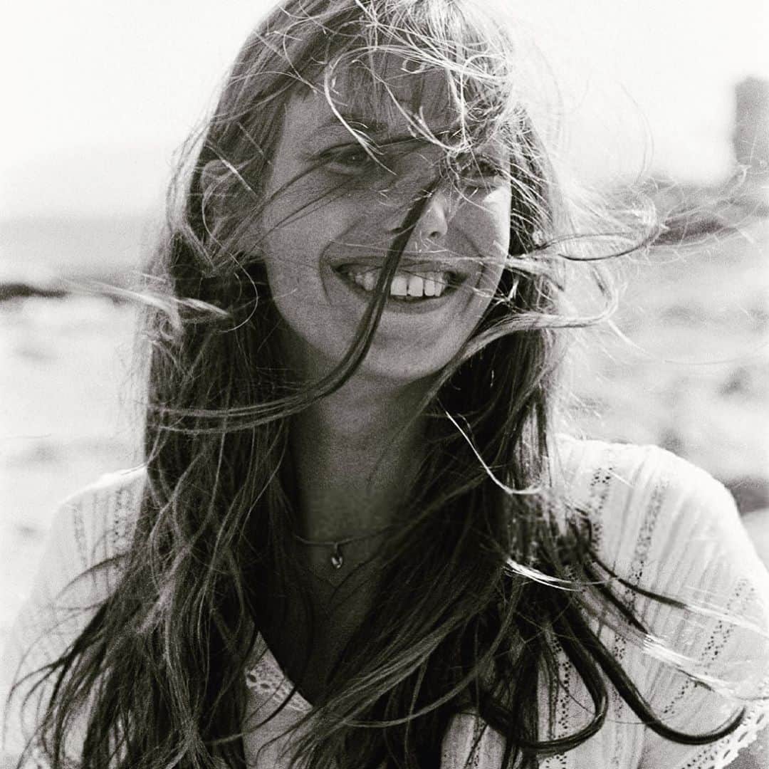 Meganさんのインスタグラム写真 - (MeganInstagram)「Saint-Tropez with Jane 〰 photo by Michel Ginfray at Pampelonne beach, 1971  . . . . #janebirkin #windswept #sainttropez #summerholidays」8月30日 21時38分 - zanzan_domus