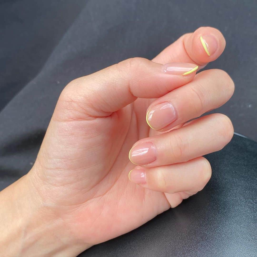 Keikooooooのインスタグラム：「nail💛💚 レモンイエローとミントグリーンの 細めのスキニーフレンチをオーダー！ 次はどんなのにしよー！もう伸び伸び。 また同じのにしたいくらい、お気に入りでした🥰 . #nail #夏ネイル #ジェルネイル #フレンチネイル」