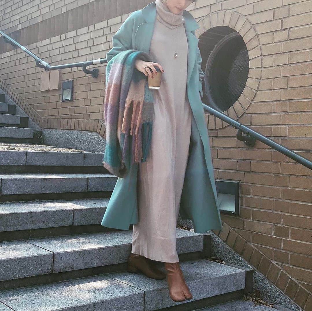 美生さんのインスタグラム写真 - (美生Instagram)「𝐎𝐮𝐭𝐞𝐫﻿ ﻿ 今年のアウターは﻿ アッシュミントに♡﻿ ﻿ basicなカラーは﻿ 去年get済みなので﻿ 初めてのカラーコートに挑戦！﻿ ﻿ ﻿ 2.3枚めは﻿ 昨年getしたのアウターコーデ♡﻿ with @ryococoyr  ﻿ ﻿ ﻿ ﻿」8月30日 21時46分 - miolly___