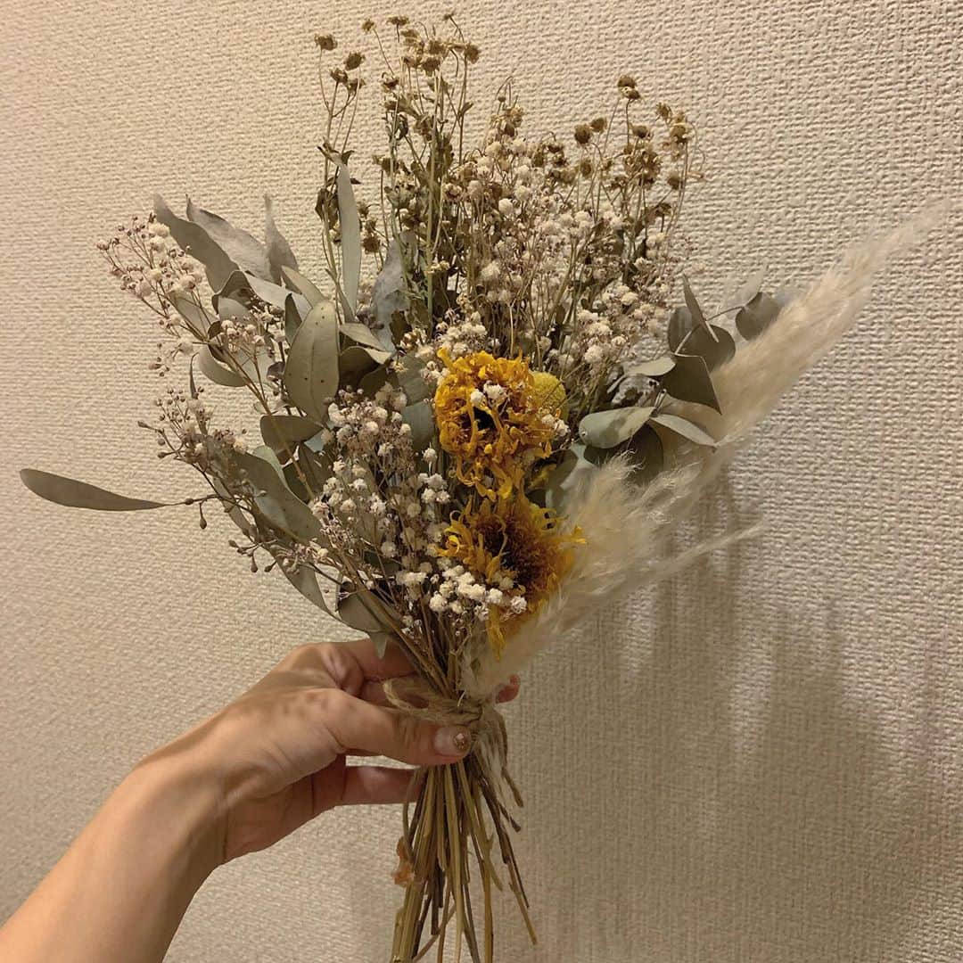 涼川菜月さんのインスタグラム写真 - (涼川菜月Instagram)「💐﻿ ﻿ ﻿ ﻿ ﻿ ﻿ よくお気に入りのお花屋さんに行って﻿ ﻿ ﻿ このお花は入れて欲しくて﻿ あとはお任せで💭﻿ ﻿ ﻿ って作ってもらうんだ〜🧘🏻‍♂️﻿ ﻿ ﻿ いっつも可愛く作ってくれる𓍯﻿ ﻿ ﻿ ﻿ ﻿ ﻿」8月30日 21時48分 - nachia_p