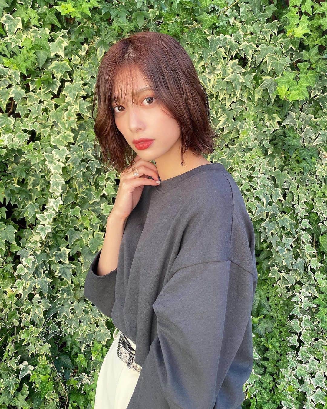 のインスタグラム：「. プチイメチェン〜〜✂︎﻿ うざバングもかきあげもできる 2WAYバングにしてもらいました✌🏻❤️﻿ 全体もばっさり切ってスッキリ！﻿ ﻿ カラーも秋先取りにしてもらいました☺︎﻿ @k.e.y_fumiya ありがとうございます🌞﻿ ﻿ シルエットが可愛いトップスは  @imvely_jp のです❤︎﻿ ﻿ ﻿ #なんかめっちゃ喋ってる ﻿ ﻿ ﻿ #imvely #イムブリー #ブリーブリー #velyvely #パフスリーブ #スウェット #hair #hairstyle #newhair #ボブ #切りっぱなしボブ #うざバング #2wayバング #haircolor #オレンジブラウン  ﻿」