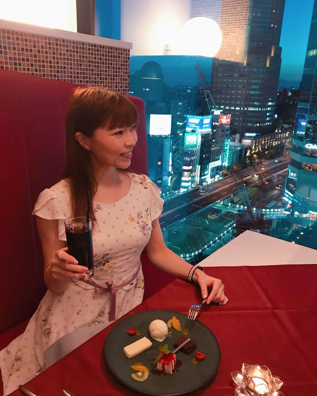 DJ MIYAさんのインスタグラム写真 - (DJ MIYAInstagram)「こんばんはぁぁ❤️❤️今夜はこちらぁ♪  渋谷再開発の、新しいTowerの渋谷スクランブルスクエア12階に11月にOPENした、素敵なイタリアンレストラン❤️  『ビステッカ・アラゴスタ』さんにてgorgeous dinnerしてきましたっっ。  @bistecca_aragosta  romanticな場所でItalian course.💓窓側の席だし、嬉しいー！(o^^o)セルリアン側が一望できる素敵な席でーす♪これはデート&記念日向き♪  8000円（税抜き）のBコース❤️  ◉色々前菜の盛り合わせサラダ Luxury! Assorted Salad with various appetizers  ◉パン　ふわふわっともちもちとした生地が味わえるbreadを、オリーブオイルをつけていただきました♪♪  調理する前に、見せに来てくださったこのオマール海老ー！💖  ◉カナダ産 活オマール海老をグリル🦞 U.S. lobster with grill or pasta of your choice！！ スゴォーイ！！💖鮮やかなオマール海老の色合いと、爽やかなレモンピールがソースと乗っかっていて、パプリカなども相性よくて綺麗！ 絶品の、海老のお味で甘みがとても感じられます。お上品かつダイナミックで、ほんとお祝いに🥂ぴったりです！  美味しーい💖  ◉黒火乃和牛のじっくりロースト芳醇なマデラソースで Kurohino Wagyu beef carefully roasted with a rich Madera sauce💖 きゃーっっ❤️これほどまでに丁寧な感じの柔らかなお肉料理が食べられるとはすごーぉい💖  きのことポテトも添えられていて、お肉も美味しくて幸せでーす♪(o^^o)  ◉華やかなデザートの盛り合わせ Assorted gorgeous desserts  濃厚なガトーショコラに、いちごのムースのケーキ🍓、アイスに、ミルクレープが可愛ーく盛り付けられていて最高にプリンセスの気分ですぅ❤️  ◉コーヒー Coffee with Ice💖濃厚なアイスコーヒーも味わえました♪  luxuryで華やかな大人な空間、美味しいお料理を堪能しながら、時間を忘れて素晴らしいひと時が過ごせました♪  ぜひ、皆さんも行ってみて欲しいですぅ💖❤️  「ビステッカアラゴスタ　渋谷」で検索してね♪  casting by Woomy Support By woomy  ウーミーPR  ありがとうございました😊❤️  #渋谷スクランブルスクエア #ビステッカアラゴスタ #渋谷 #渋谷スカイ #夜景 #夜景デートスポット #ディナーデート #東京イタリアン ﻿ #渋谷イタリアン ﻿ #東京グルメ ﻿ ﻿ ︎﻿﻿ #渋谷スカイ﻿ #東京イタリアン ﻿ ﻿ #渋谷グルメ #渋谷ステーキ ﻿ #渋谷パスタ﻿ #イタリアン #グルメ女子 #美食家 #グルメインフルエンサー #今日のコーデ #デートコーデ #イタリアン好き #今日のメイク #グルメブロガー #グルメ好き #ファッション好き #インスタグラマー #インフルエンサー #レストラン #ディナーコーデ #フォトジェニック　#フォトジェニックスポット」8月30日 21時48分 - dj_miya