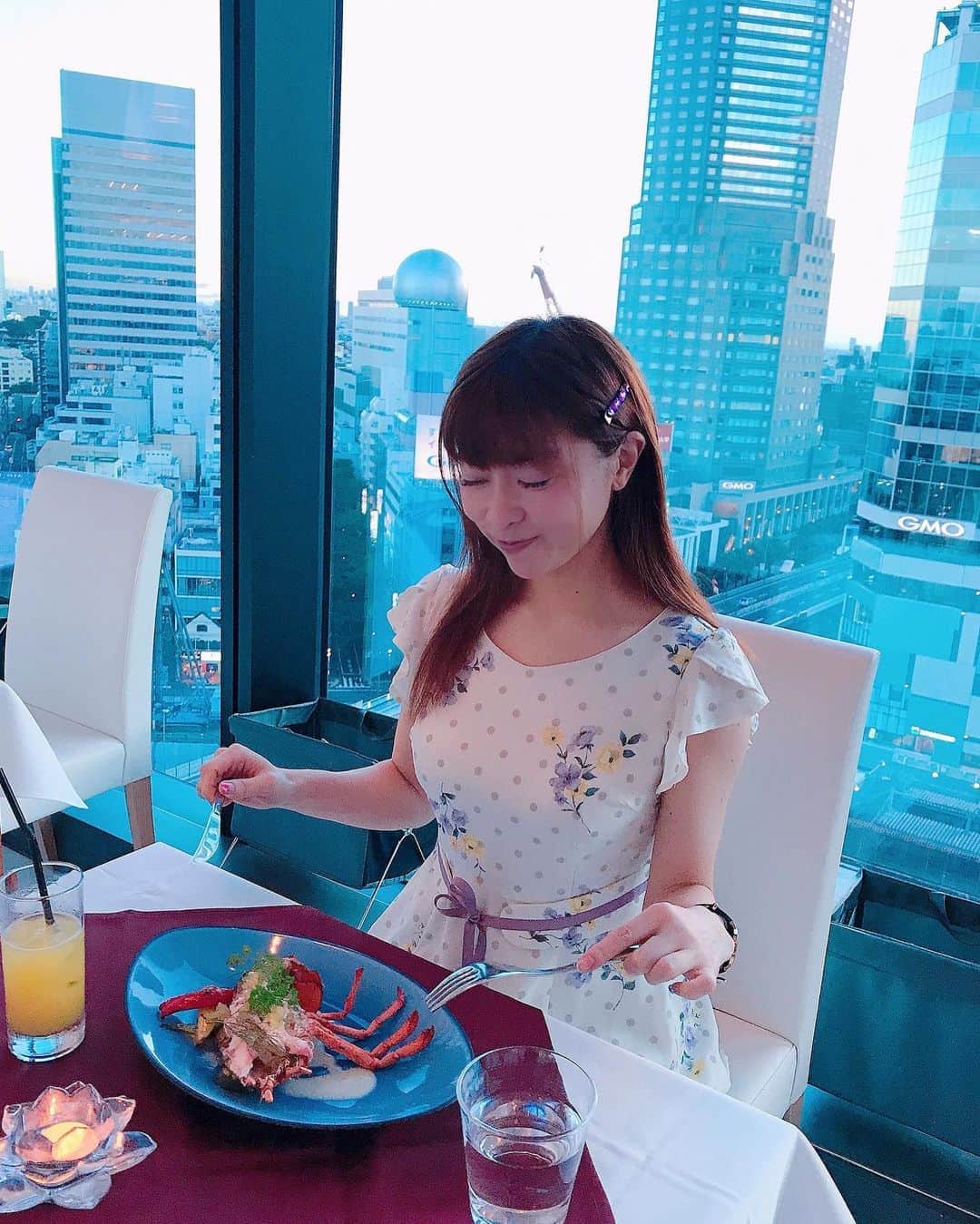 DJ MIYAさんのインスタグラム写真 - (DJ MIYAInstagram)「こんばんはぁぁ❤️❤️今夜はこちらぁ♪  渋谷再開発の、新しいTowerの渋谷スクランブルスクエア12階に11月にOPENした、素敵なイタリアンレストラン❤️  『ビステッカ・アラゴスタ』さんにてgorgeous dinnerしてきましたっっ。  @bistecca_aragosta  romanticな場所でItalian course.💓窓側の席だし、嬉しいー！(o^^o)セルリアン側が一望できる素敵な席でーす♪これはデート&記念日向き♪  8000円（税抜き）のBコース❤️  ◉色々前菜の盛り合わせサラダ Luxury! Assorted Salad with various appetizers  ◉パン　ふわふわっともちもちとした生地が味わえるbreadを、オリーブオイルをつけていただきました♪♪  調理する前に、見せに来てくださったこのオマール海老ー！💖  ◉カナダ産 活オマール海老をグリル🦞 U.S. lobster with grill or pasta of your choice！！ スゴォーイ！！💖鮮やかなオマール海老の色合いと、爽やかなレモンピールがソースと乗っかっていて、パプリカなども相性よくて綺麗！ 絶品の、海老のお味で甘みがとても感じられます。お上品かつダイナミックで、ほんとお祝いに🥂ぴったりです！  美味しーい💖  ◉黒火乃和牛のじっくりロースト芳醇なマデラソースで Kurohino Wagyu beef carefully roasted with a rich Madera sauce💖 きゃーっっ❤️これほどまでに丁寧な感じの柔らかなお肉料理が食べられるとはすごーぉい💖  きのことポテトも添えられていて、お肉も美味しくて幸せでーす♪(o^^o)  ◉華やかなデザートの盛り合わせ Assorted gorgeous desserts  濃厚なガトーショコラに、いちごのムースのケーキ🍓、アイスに、ミルクレープが可愛ーく盛り付けられていて最高にプリンセスの気分ですぅ❤️  ◉コーヒー Coffee with Ice💖濃厚なアイスコーヒーも味わえました♪  luxuryで華やかな大人な空間、美味しいお料理を堪能しながら、時間を忘れて素晴らしいひと時が過ごせました♪  ぜひ、皆さんも行ってみて欲しいですぅ💖❤️  「ビステッカアラゴスタ　渋谷」で検索してね♪  casting by Woomy Support By woomy  ウーミーPR  ありがとうございました😊❤️  #渋谷スクランブルスクエア #ビステッカアラゴスタ #渋谷 #渋谷スカイ #夜景 #夜景デートスポット #ディナーデート #東京イタリアン ﻿ #渋谷イタリアン ﻿ #東京グルメ ﻿ ﻿ ︎﻿﻿ #渋谷スカイ﻿ #東京イタリアン ﻿ ﻿ #渋谷グルメ #渋谷ステーキ ﻿ #渋谷パスタ﻿ #イタリアン #グルメ女子 #美食家 #グルメインフルエンサー #今日のコーデ #デートコーデ #イタリアン好き #今日のメイク #グルメブロガー #グルメ好き #ファッション好き #インスタグラマー #インフルエンサー #レストラン #ディナーコーデ #フォトジェニック　#フォトジェニックスポット」8月30日 21時48分 - dj_miya