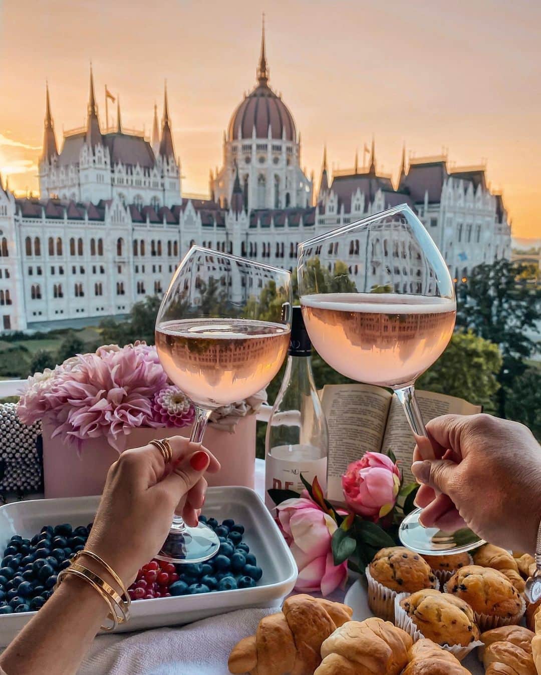 バーボラ・コディトヴァのインスタグラム：「My kind of evening at @v1bvdapest 🥂 Tag someone you’d take here!」