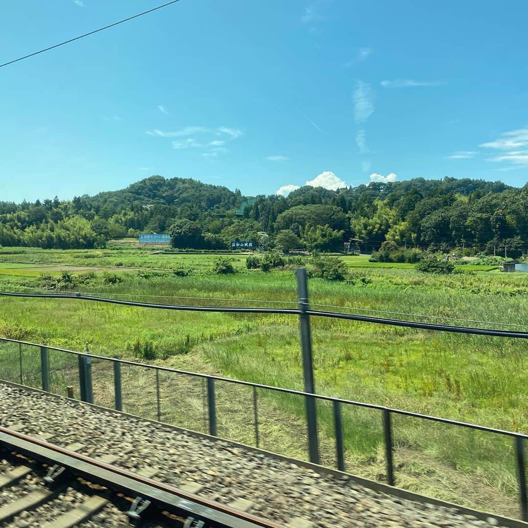 長谷川ヨシテルのインスタグラム：「久々に遠出！ 西へ向かっております〜🚅 新幹線の車窓から見た#佐和山城 と#観音寺城 をお納めくださいませ🏯 ・ #石田三成  #六角承禎  #日本100名城」